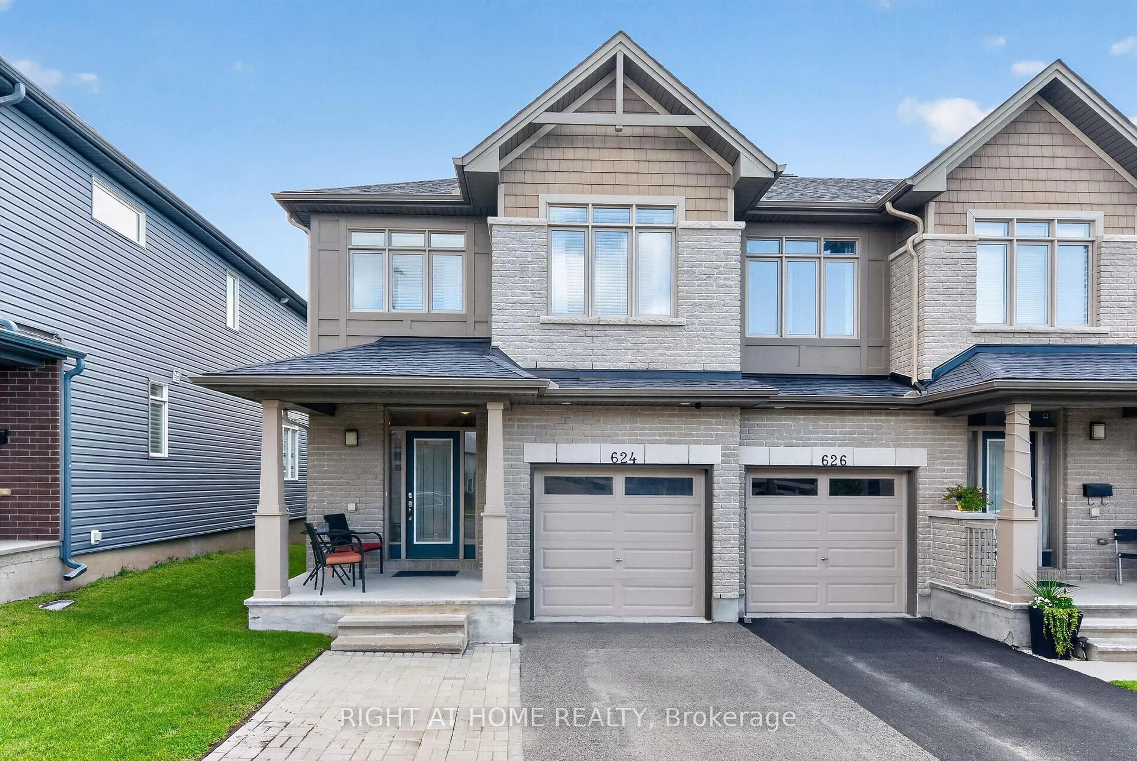 Home with vinyl exterior material, street for 624 Spring Valley Dr, Ottawa Ontario K1W 0C6