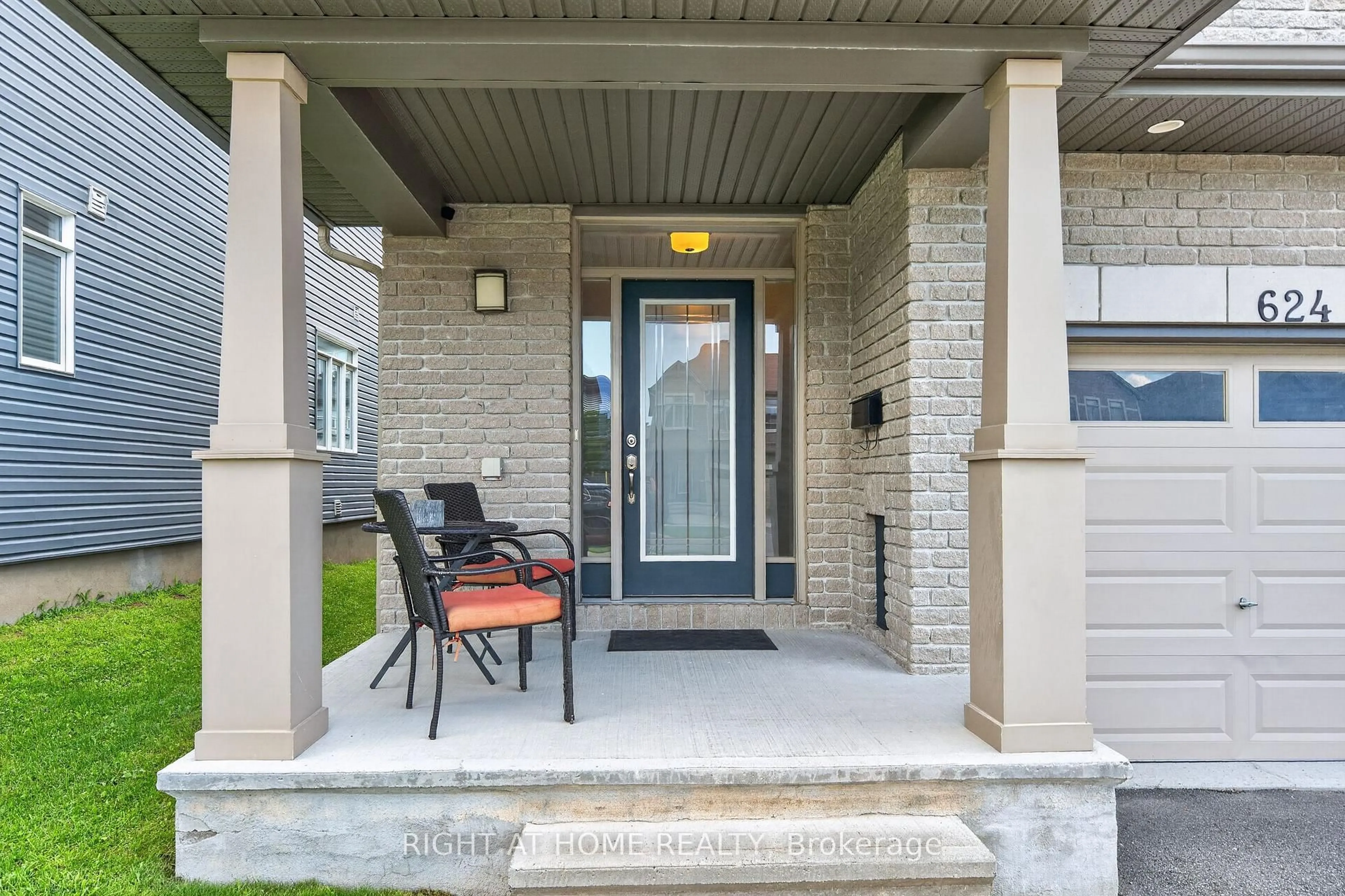 Indoor entryway for 624 Spring Valley Dr, Ottawa Ontario K1W 0C6