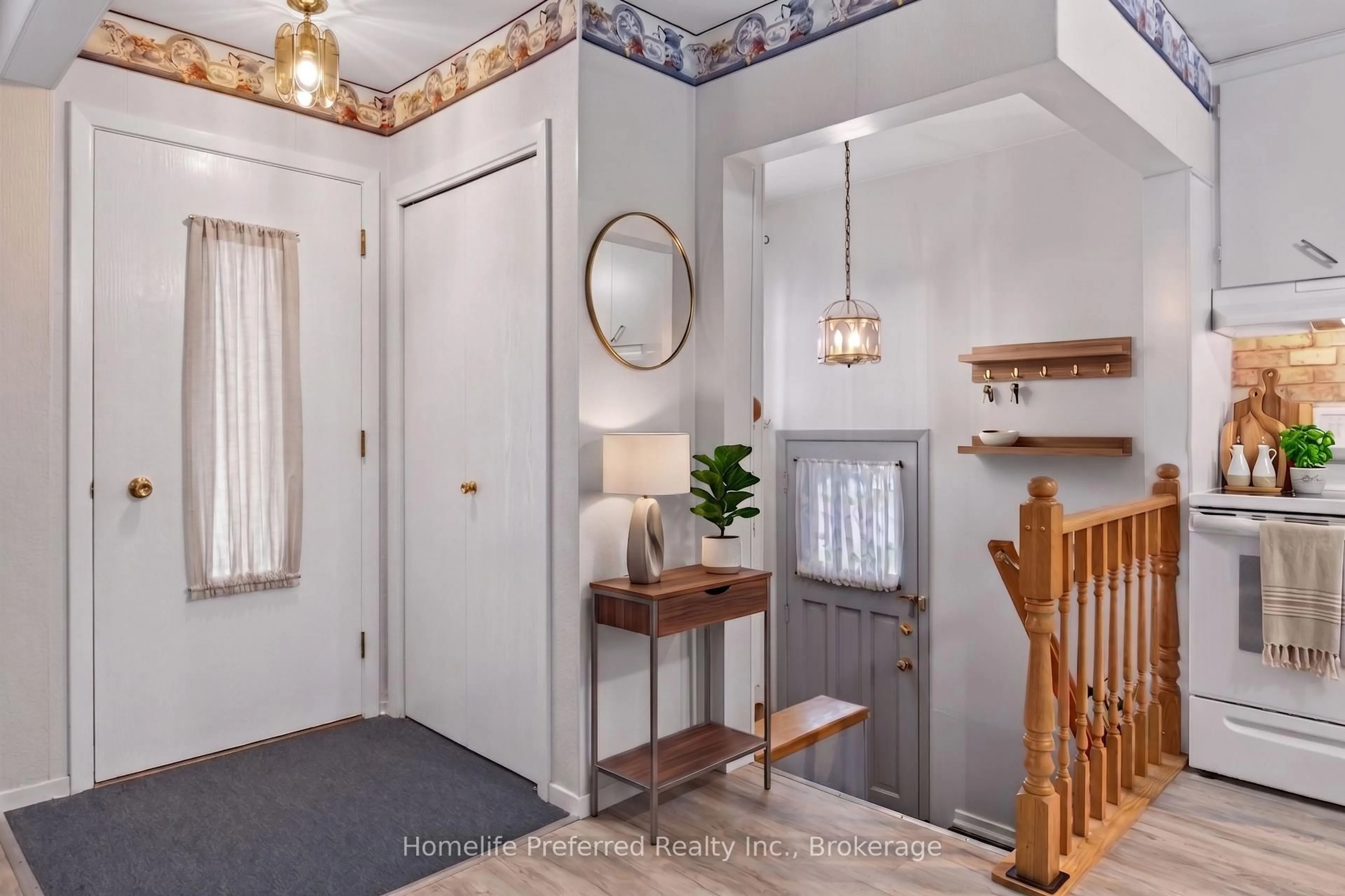Indoor entryway for 893 Cumberland Ave, Peterborough Ontario K9H 7B3