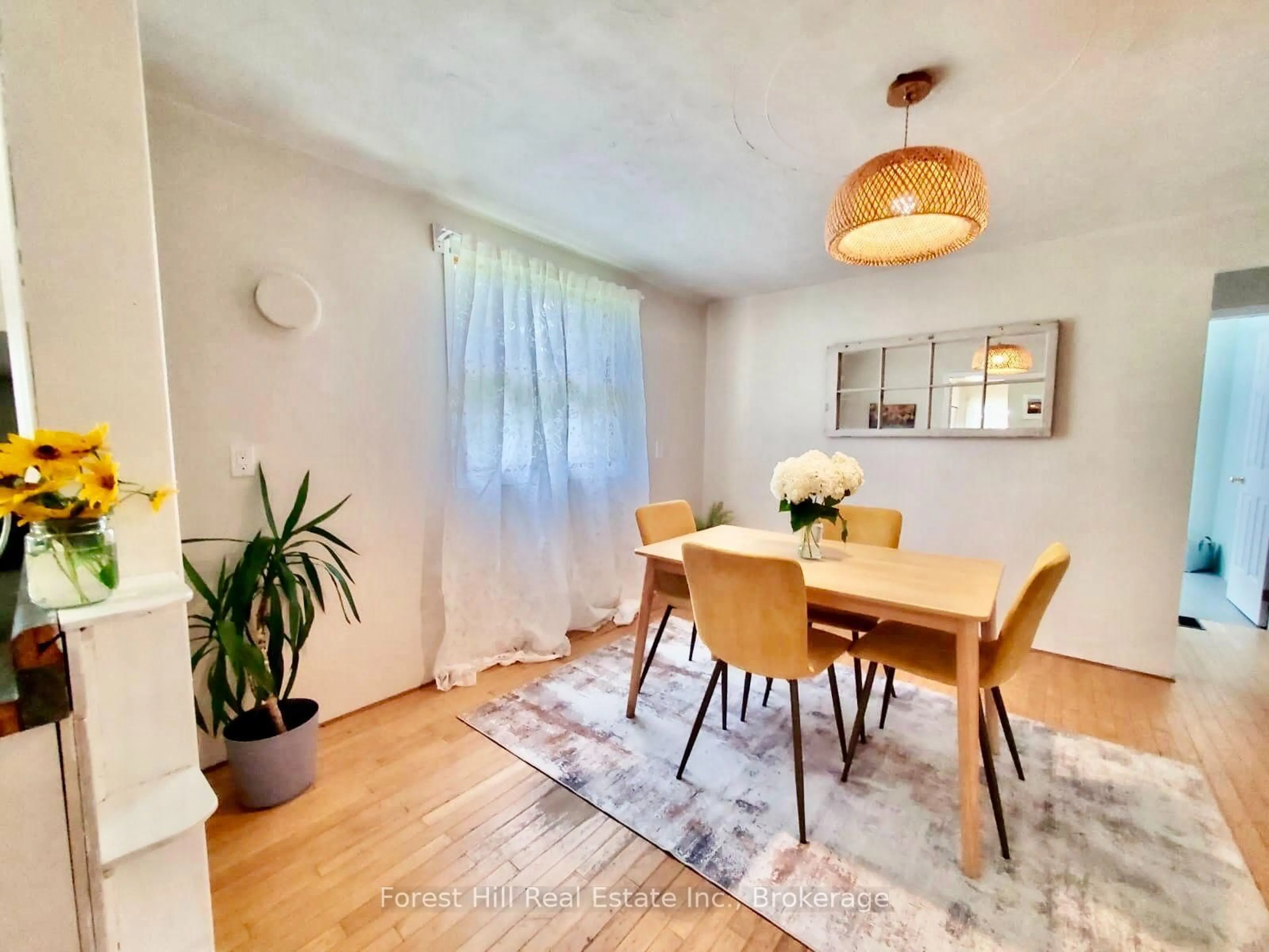 Dining room, wood/laminate floor for 9 Spruce Glen Rd, Huntsville Ontario P1H 1C9
