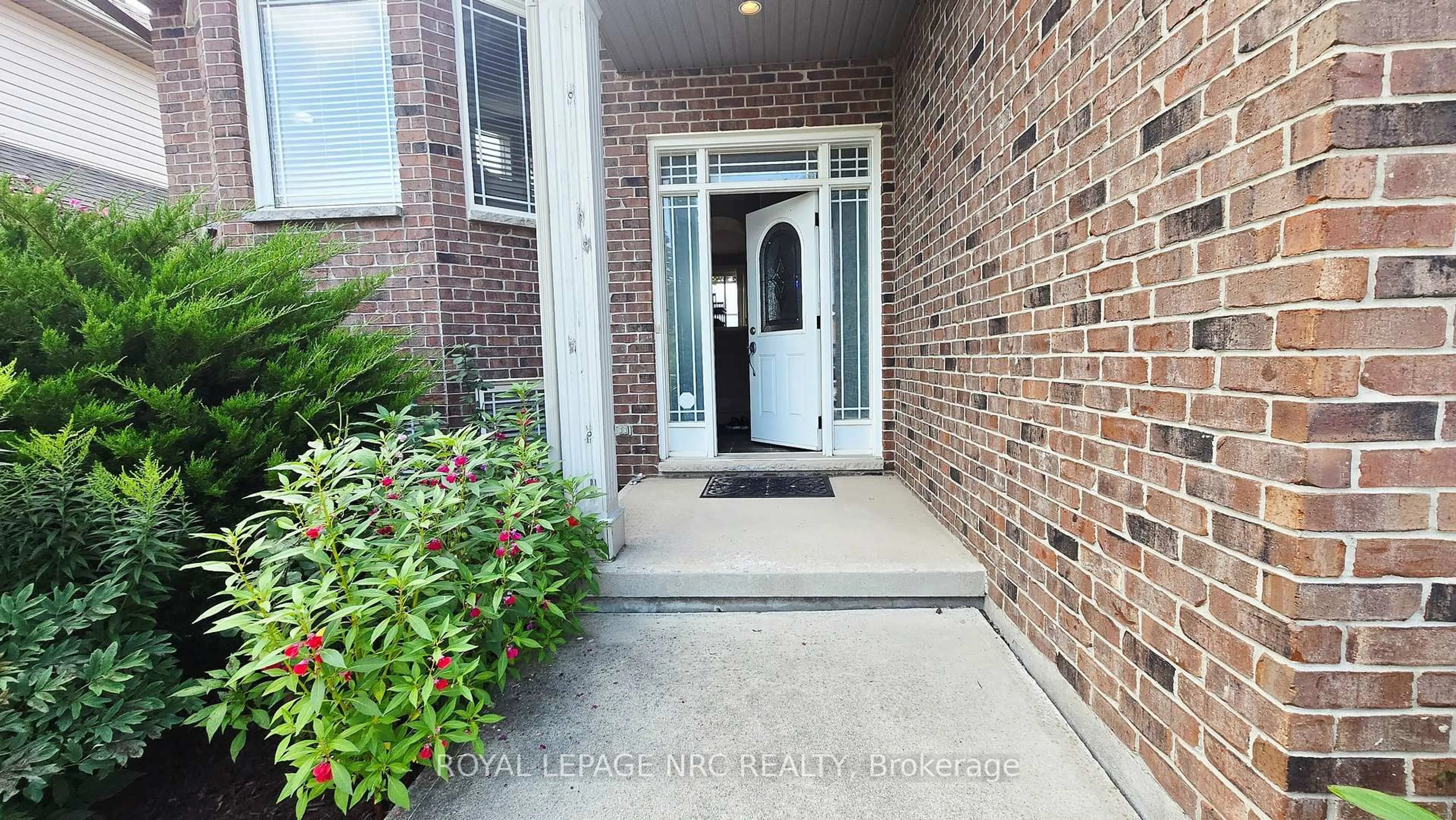 Indoor entryway for 7139 Parkside Rd, Niagara Falls Ontario L2H 3L6