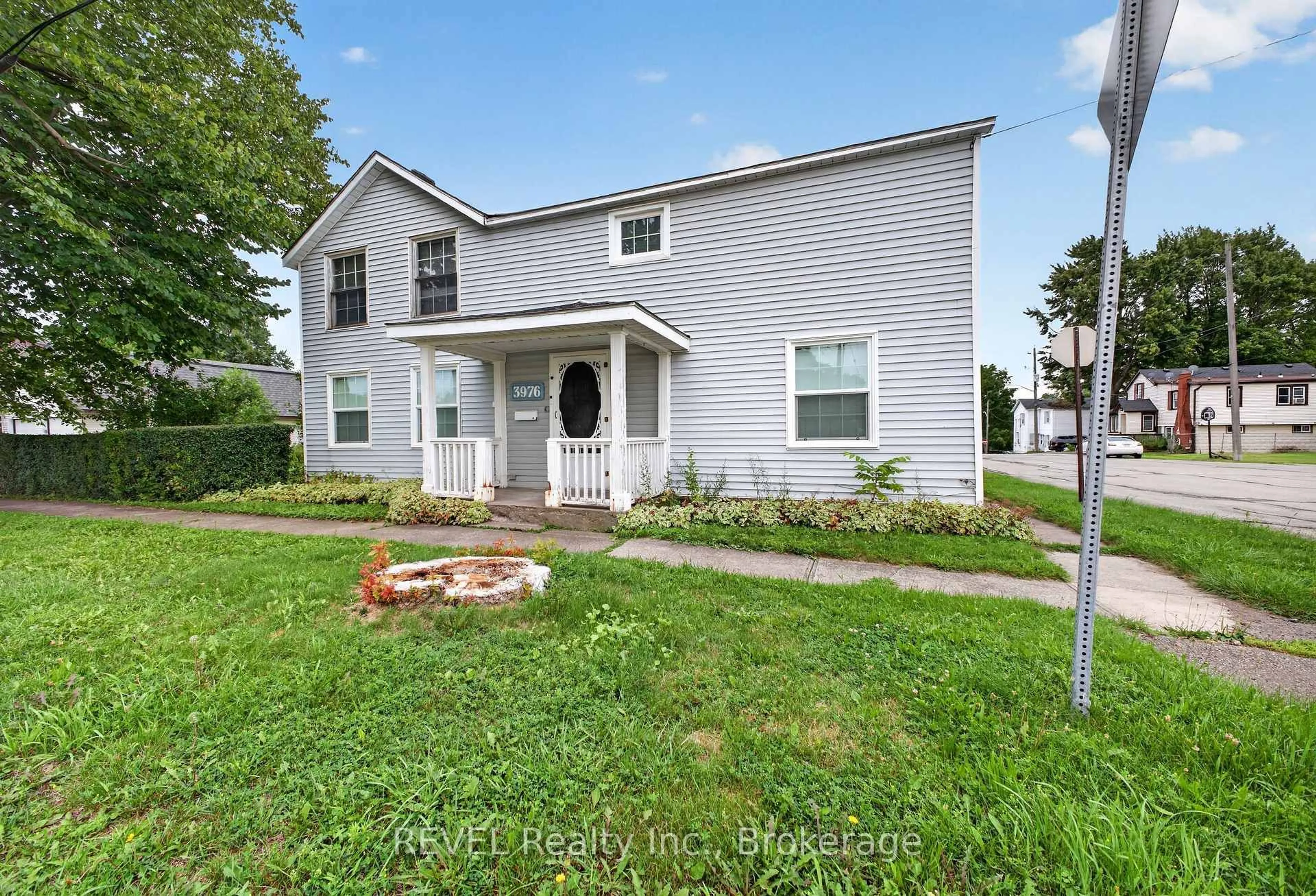 Home with vinyl exterior material, street for 3976 Chippawa Pkwy, Niagara Falls Ontario L2G 6E3