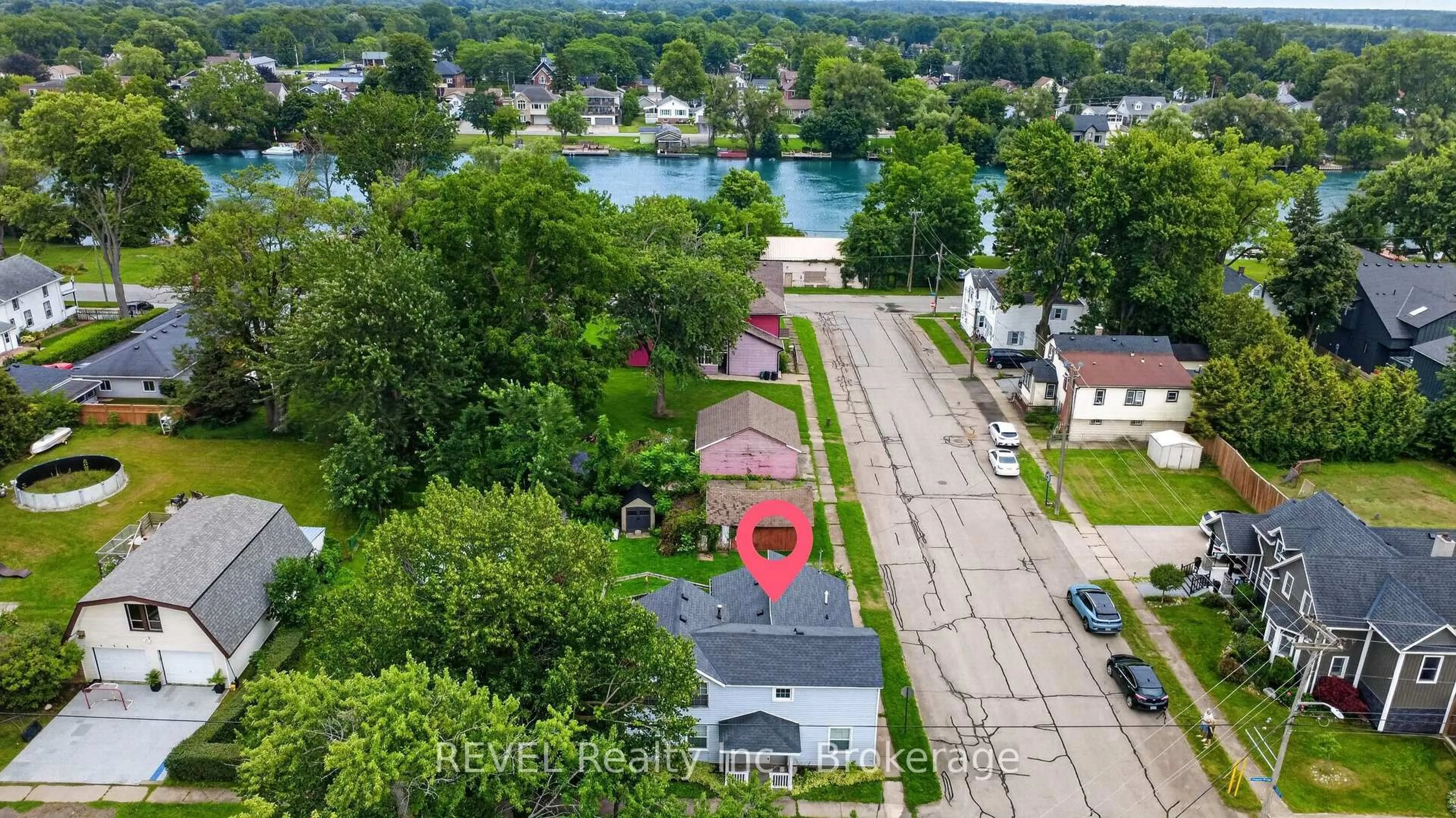 A pic from outside/outdoor area/front of a property/back of a property/a pic from drone, street for 3976 Chippawa Pkwy, Niagara Falls Ontario L2G 6E3