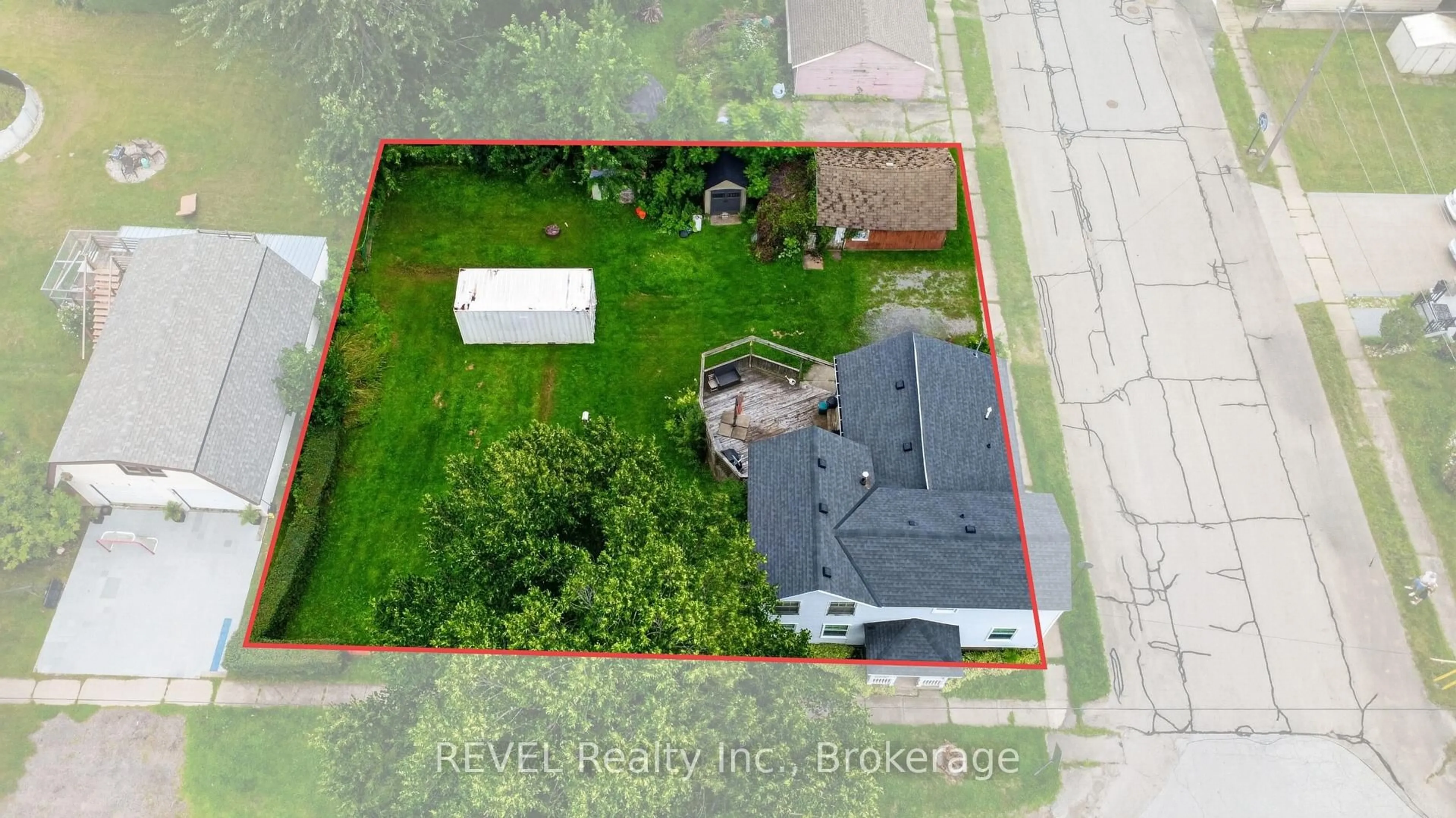A pic from outside/outdoor area/front of a property/back of a property/a pic from drone, building for 3976 Chippawa Pkwy, Niagara Falls Ontario L2G 6E3
