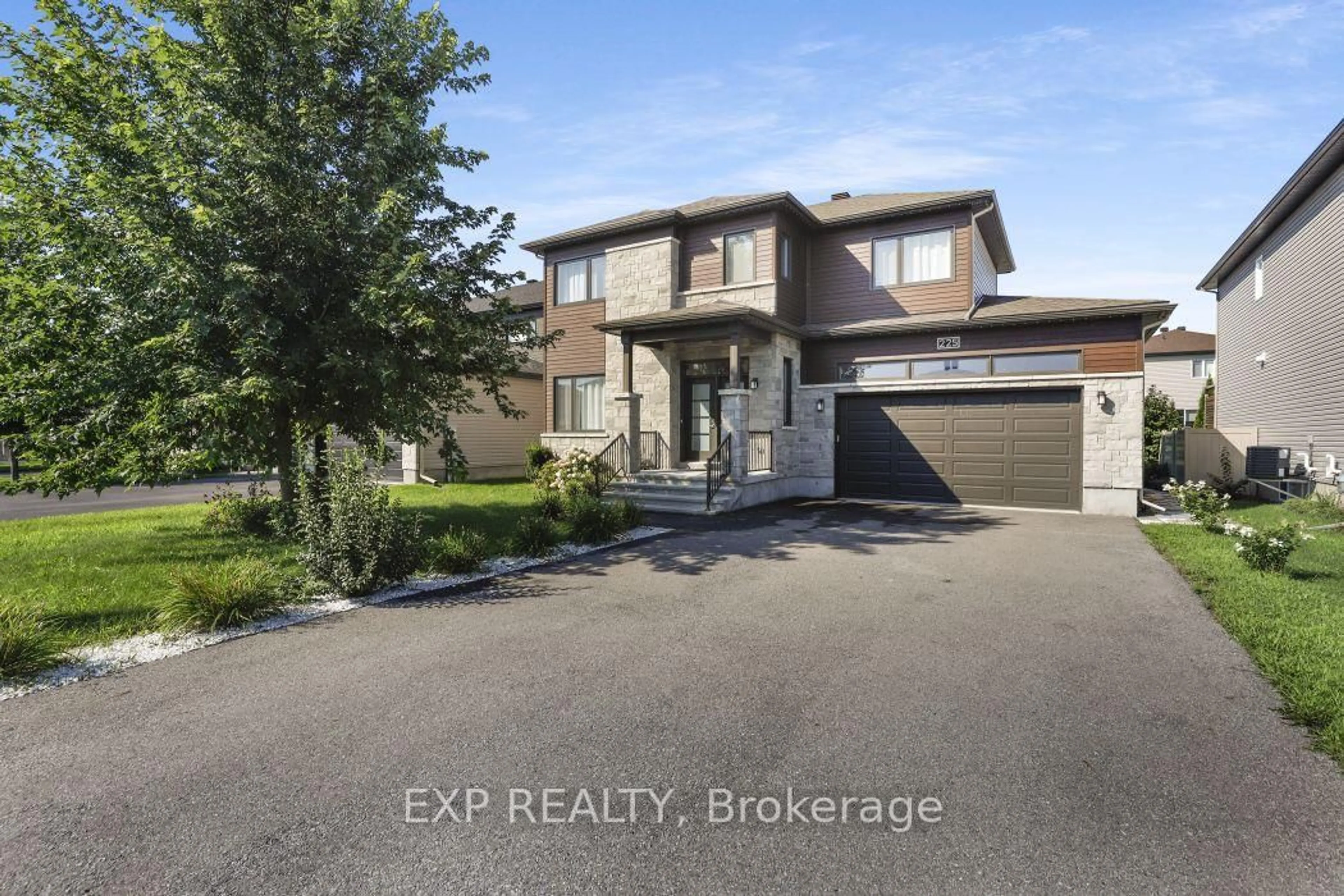 A pic from outside/outdoor area/front of a property/back of a property/a pic from drone, street for 225 Sunset Cres, Russell Ontario K4R 0E5