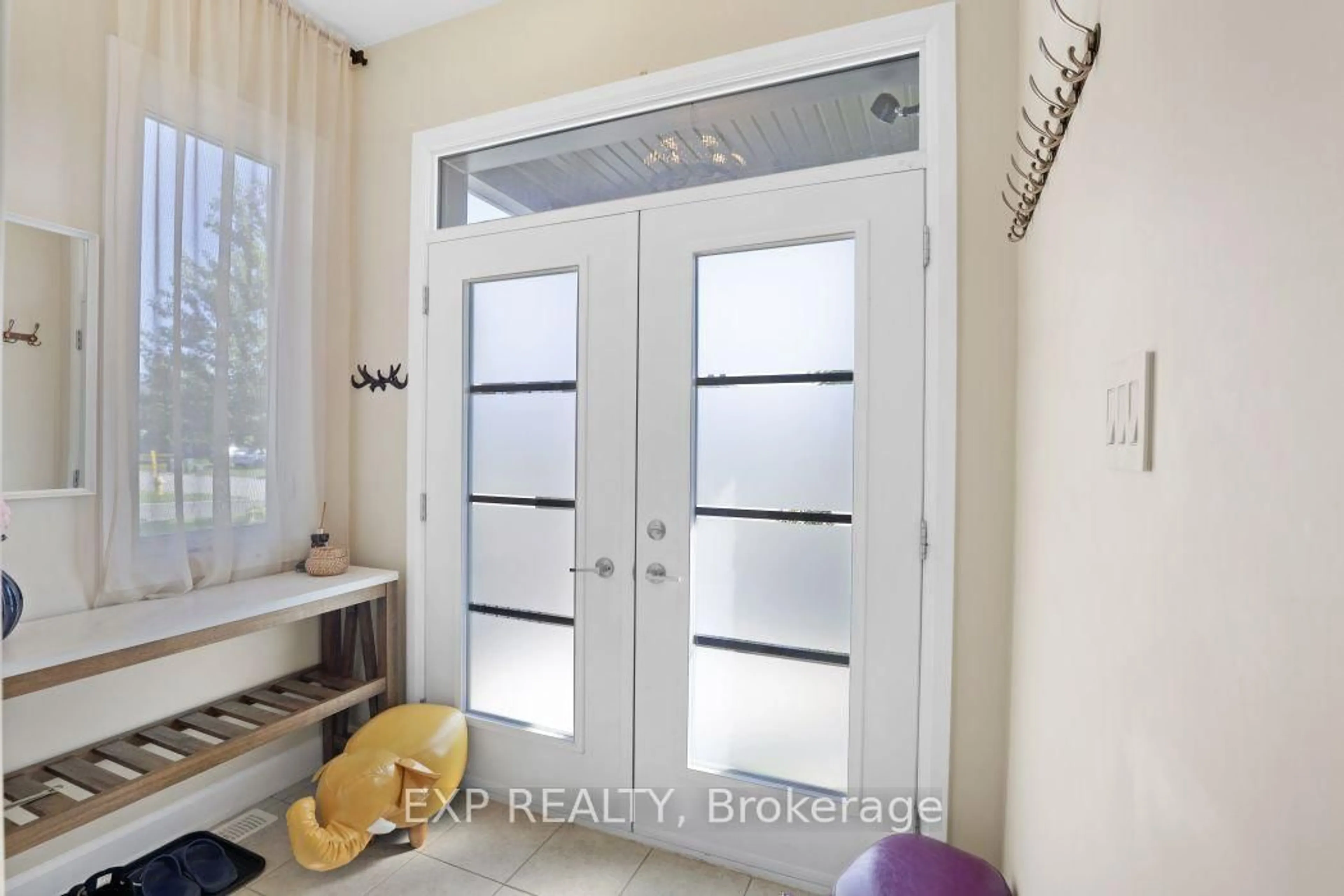 Indoor entryway for 225 Sunset Cres, Russell Ontario K4R 0E5