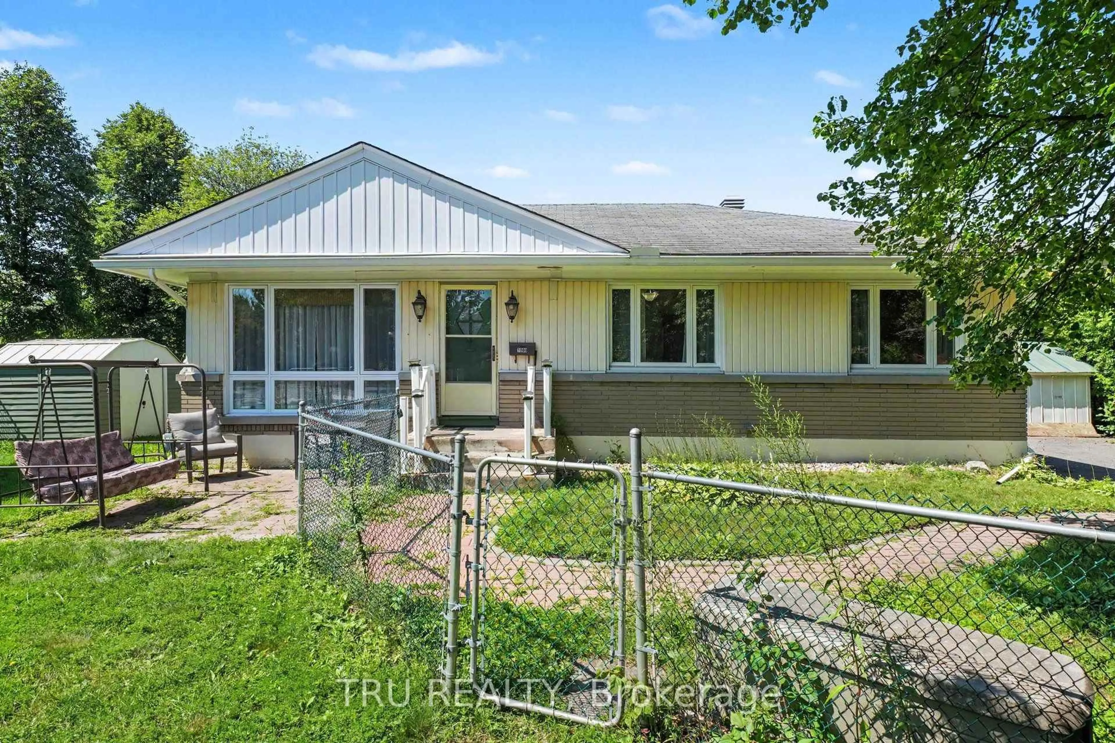 A pic from outside/outdoor area/front of a property/back of a property/a pic from drone, street for 1908 Saunderson Dr, Ottawa Ontario K1G 2C7