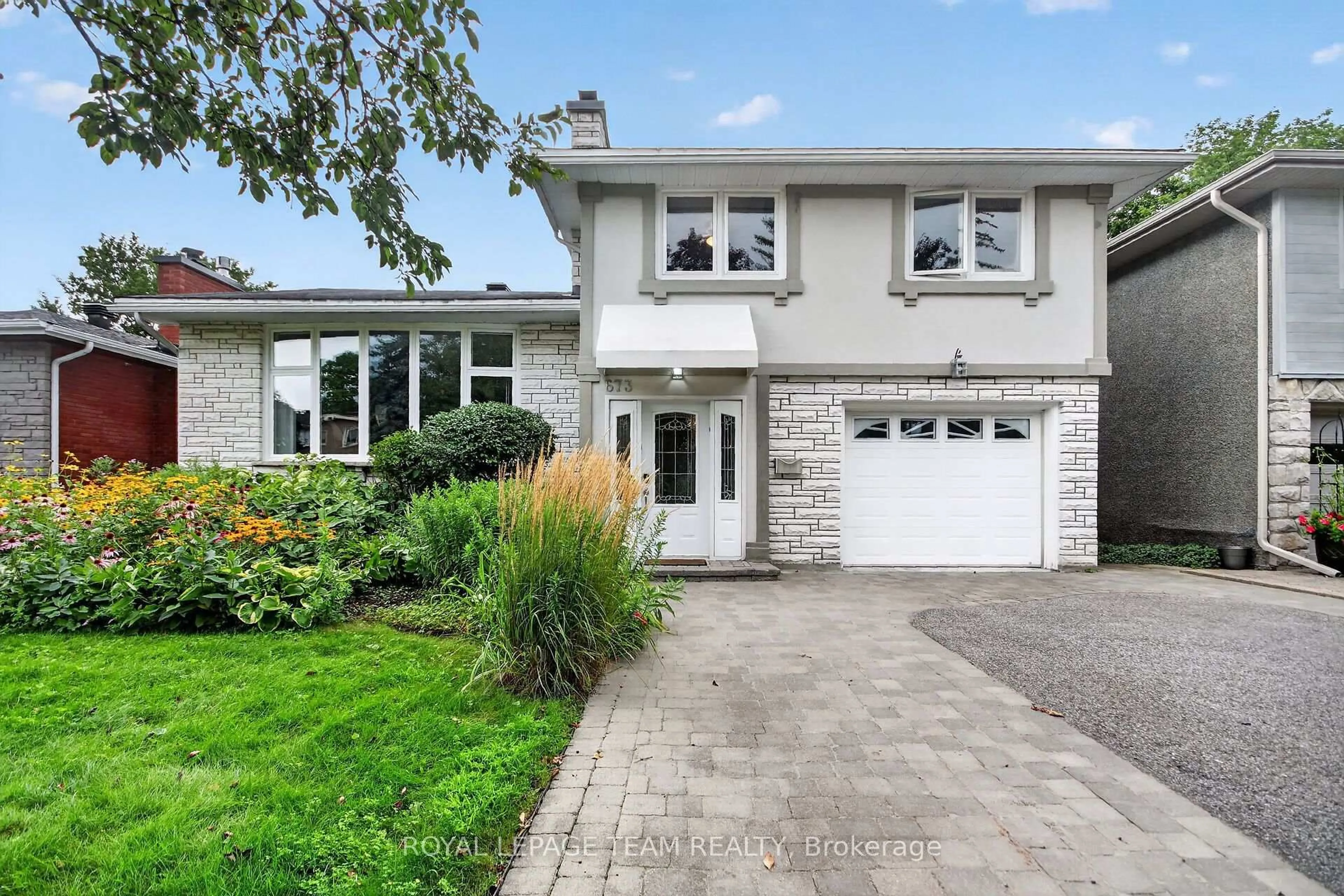 Home with vinyl exterior material, street for 673 Golden Ave, Ottawa Ontario K2A 2G3