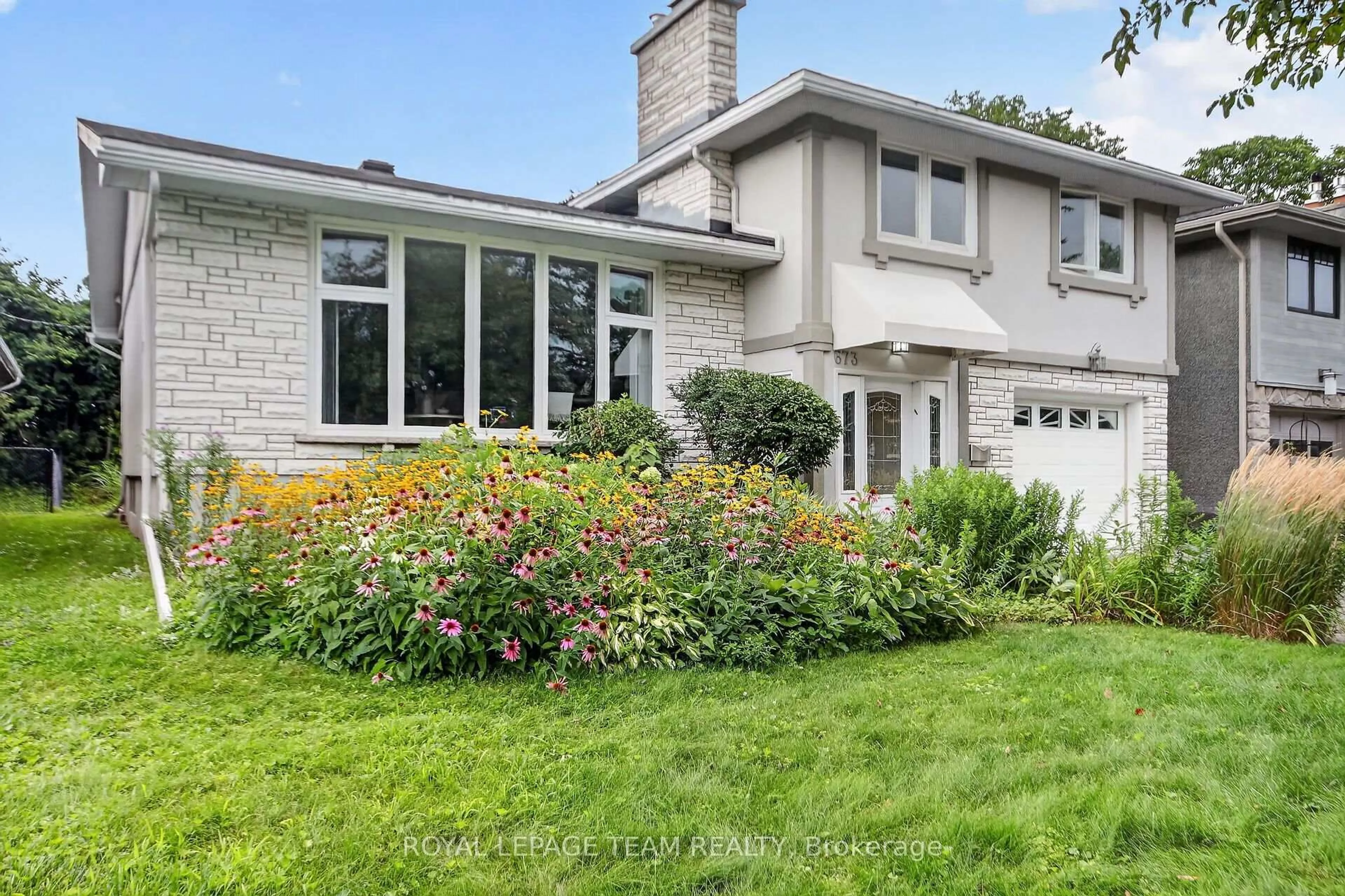 Home with vinyl exterior material, street for 673 Golden Ave, Ottawa Ontario K2A 2G3