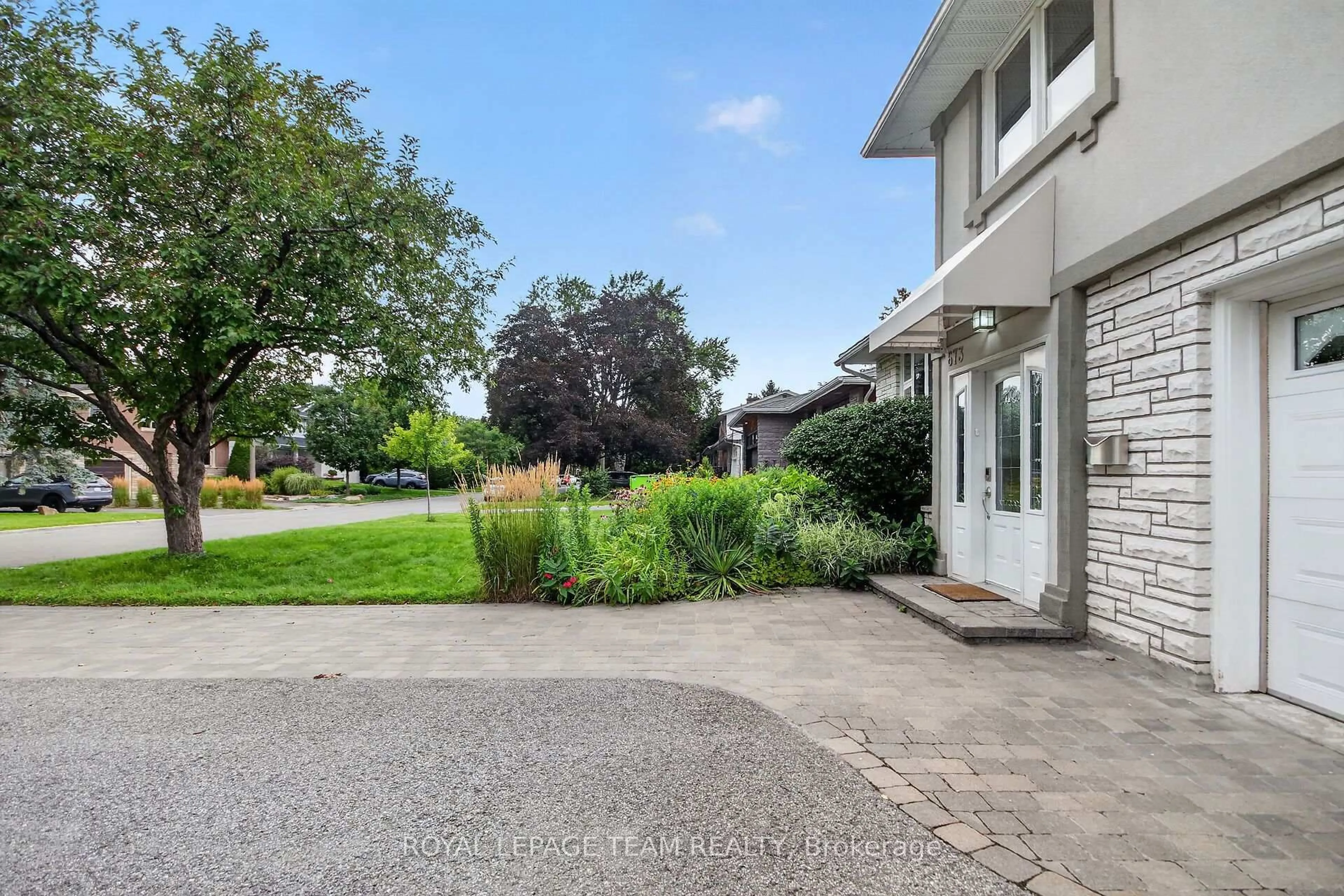 Patio, street for 673 Golden Ave, Ottawa Ontario K2A 2G3