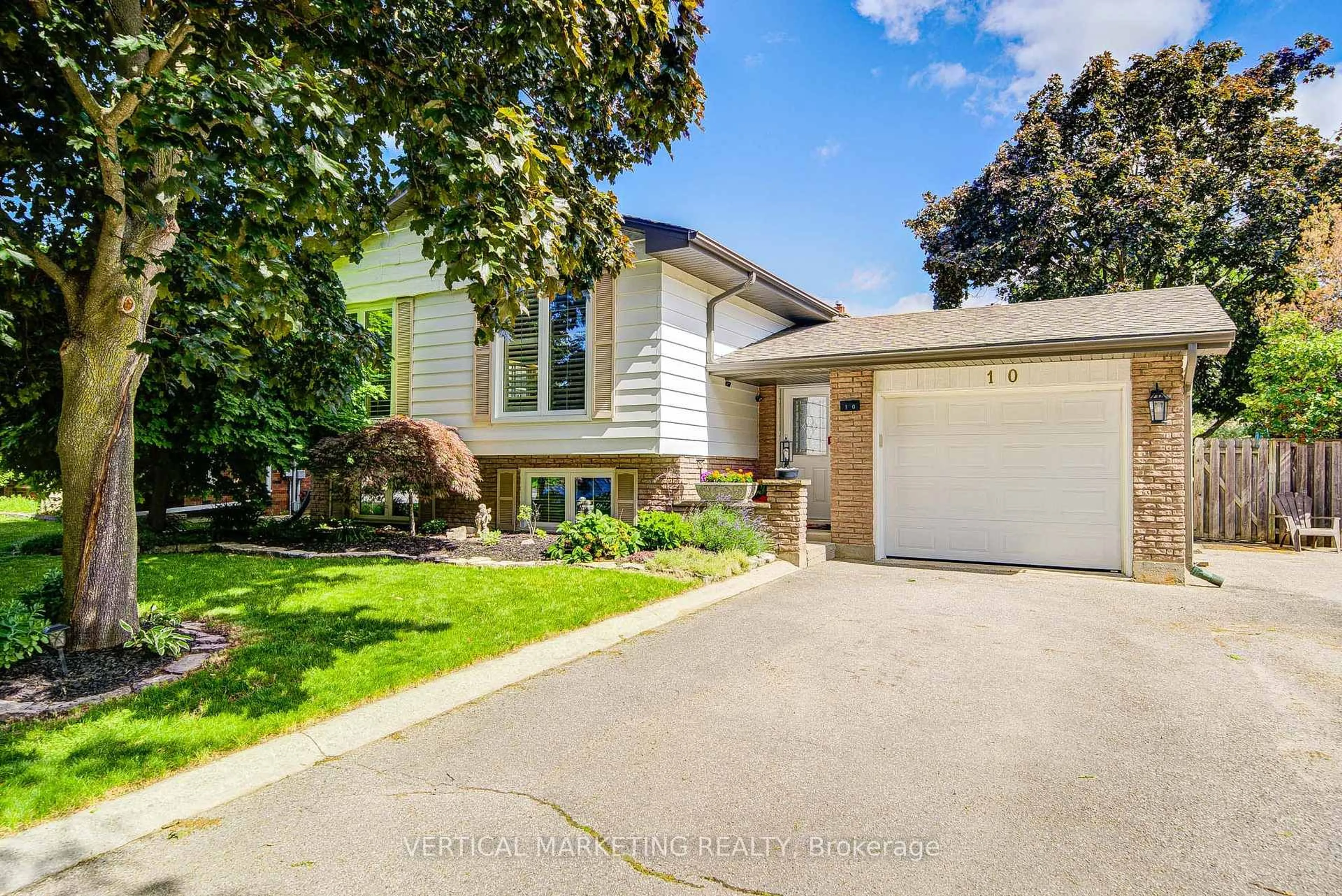 Home with vinyl exterior material, street for 10 Crabapple Crt, Brantford Ontario N3R 5X9