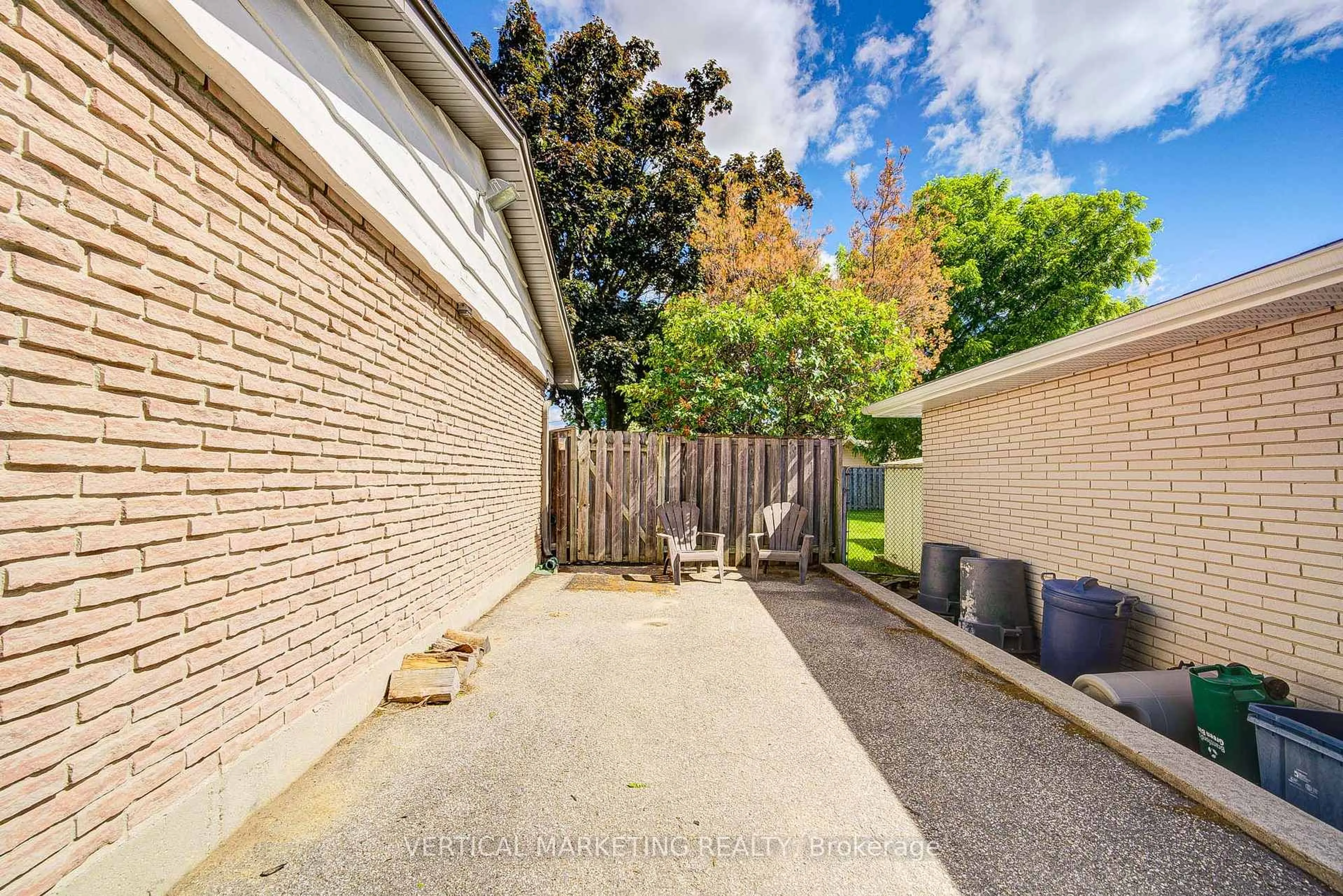Patio, street for 10 Crabapple Crt, Brantford Ontario N3R 5X9