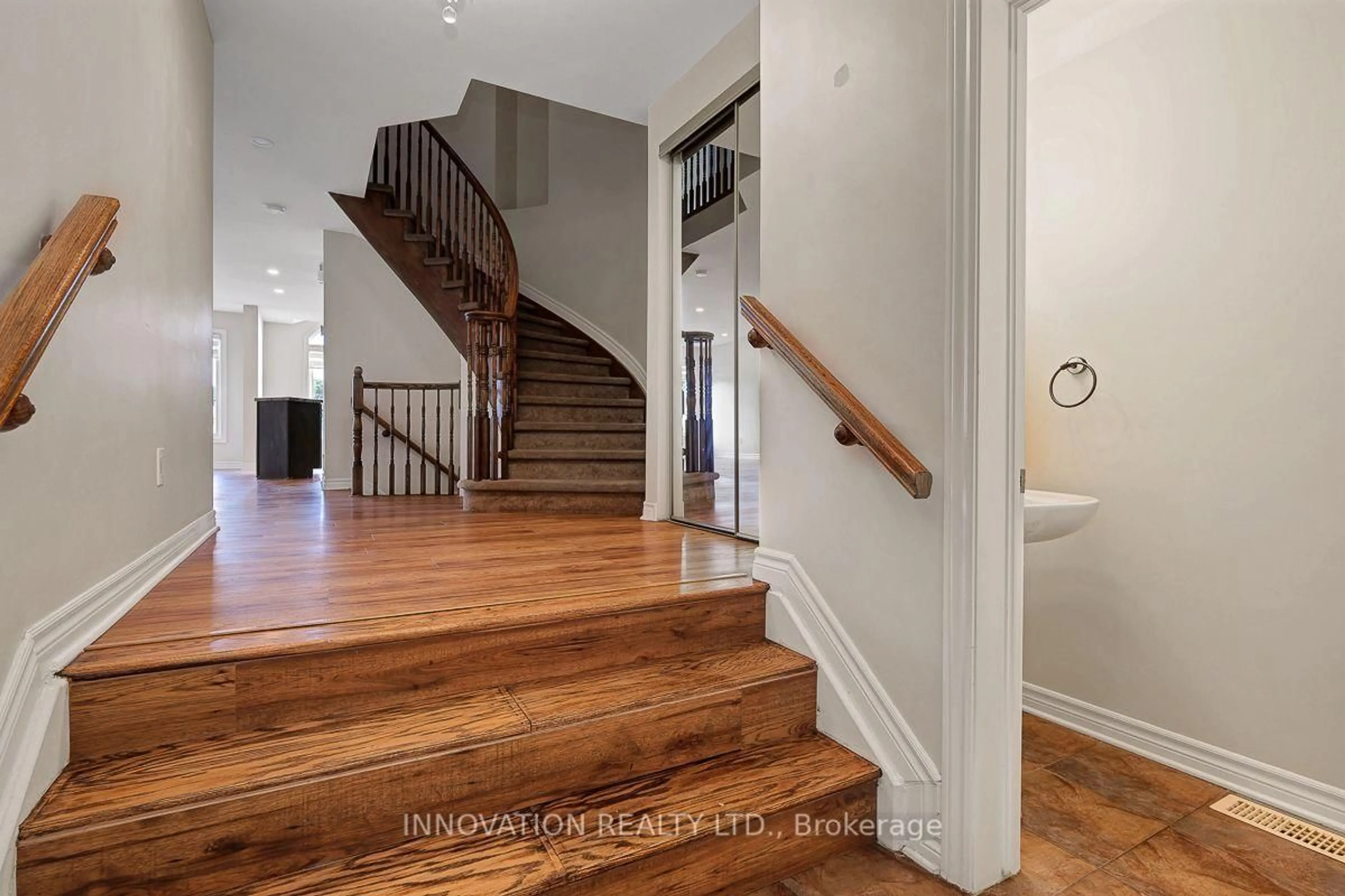 Indoor entryway for 278 Forestbrook St, Ottawa Ontario K2K 0B5
