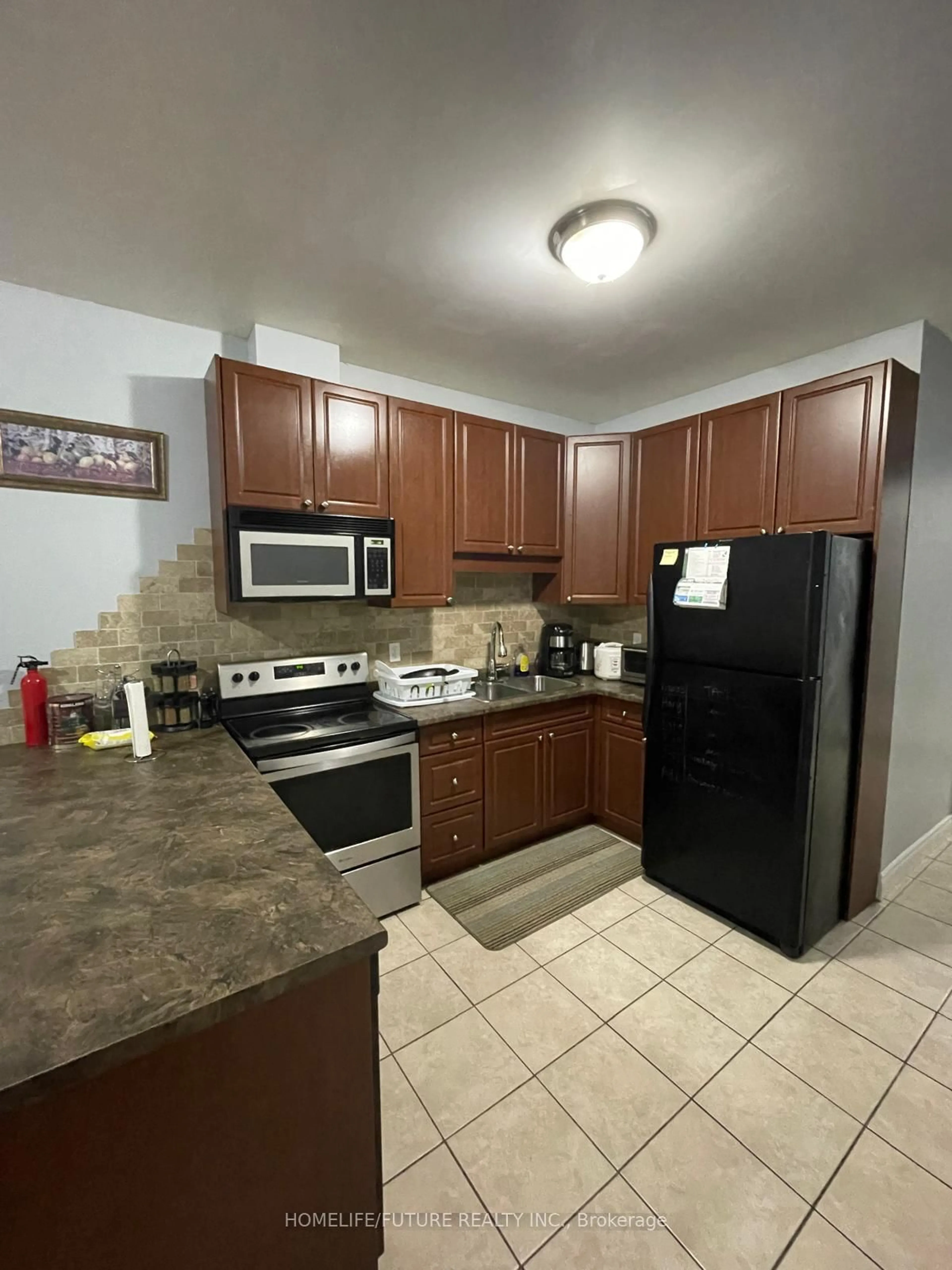 Standard kitchen, unknown for 15 Charles St, London North Ontario N6H 1H1