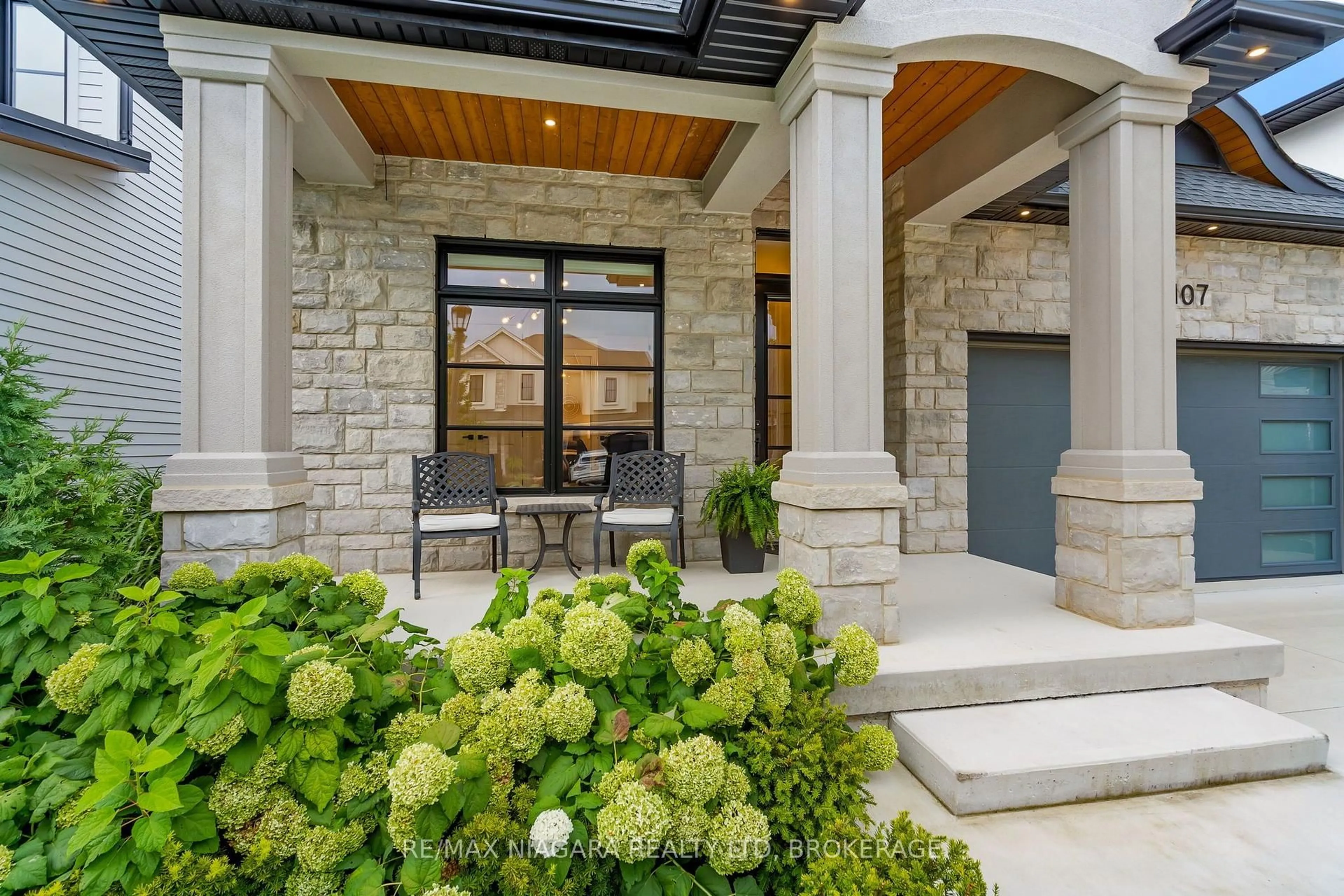 Patio, street for 107 Millpond Rd, Niagara-on-the-Lake Ontario L0S 1J1
