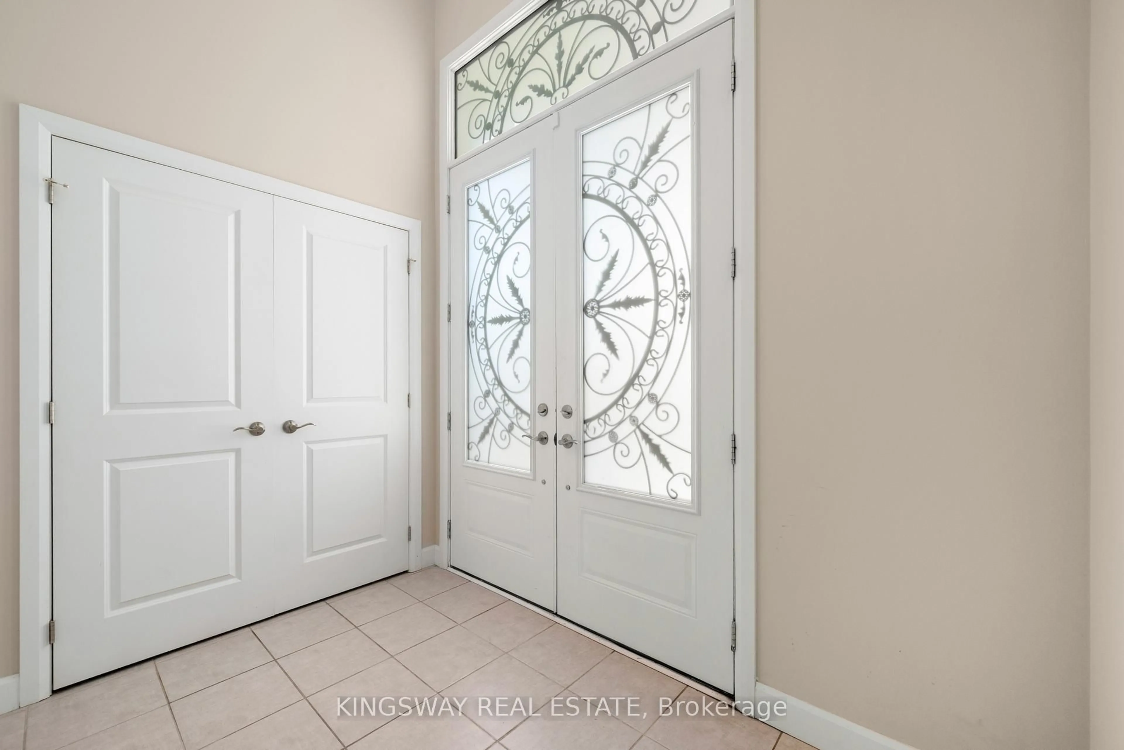 Indoor entryway for 101 York Dr, Peterborough Ontario K9K 0H7