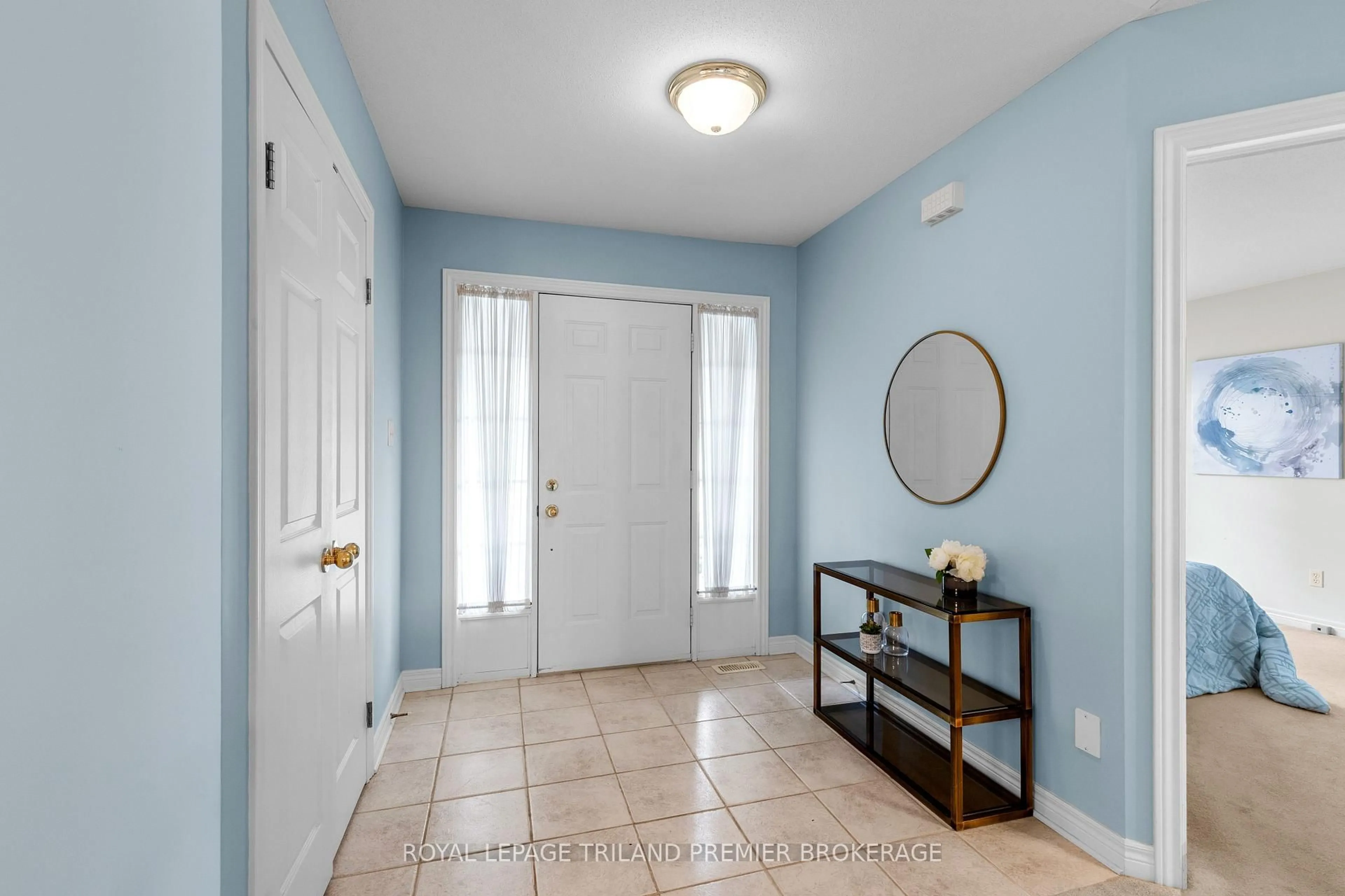 Indoor entryway for 1755 Louise Blvd #7, London North Ontario N6G 5G4