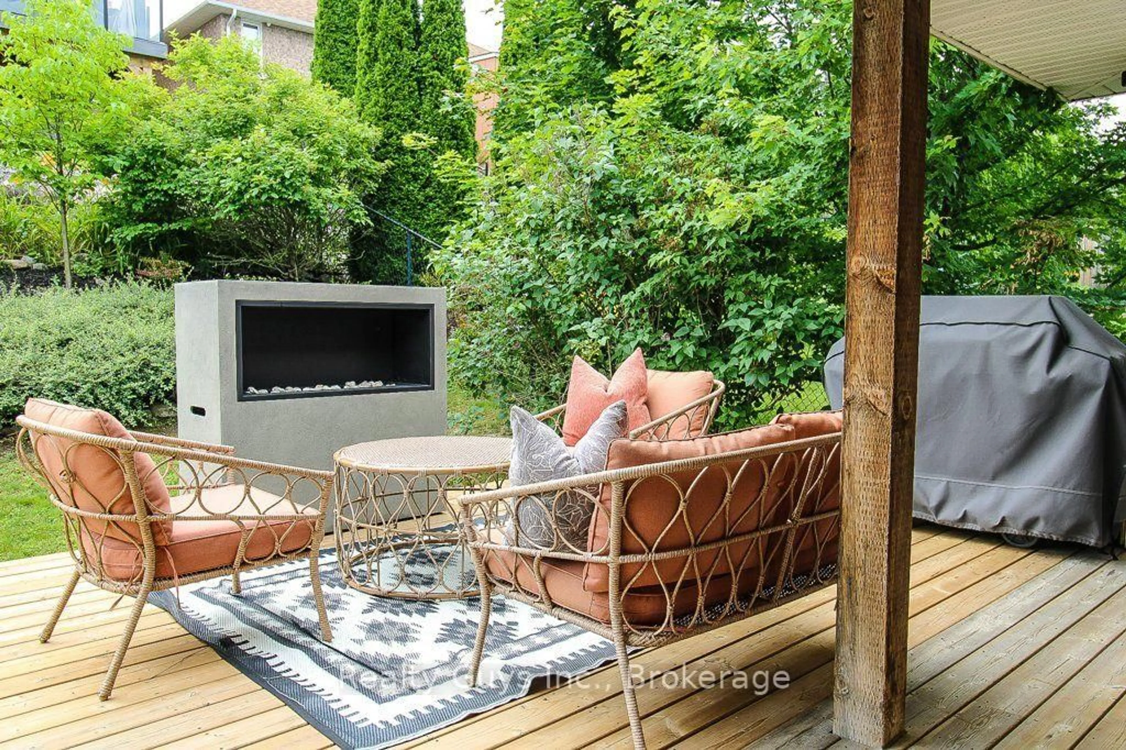 Patio, street for 401 Bianco Cres, Peterborough Ontario K9K 0A3