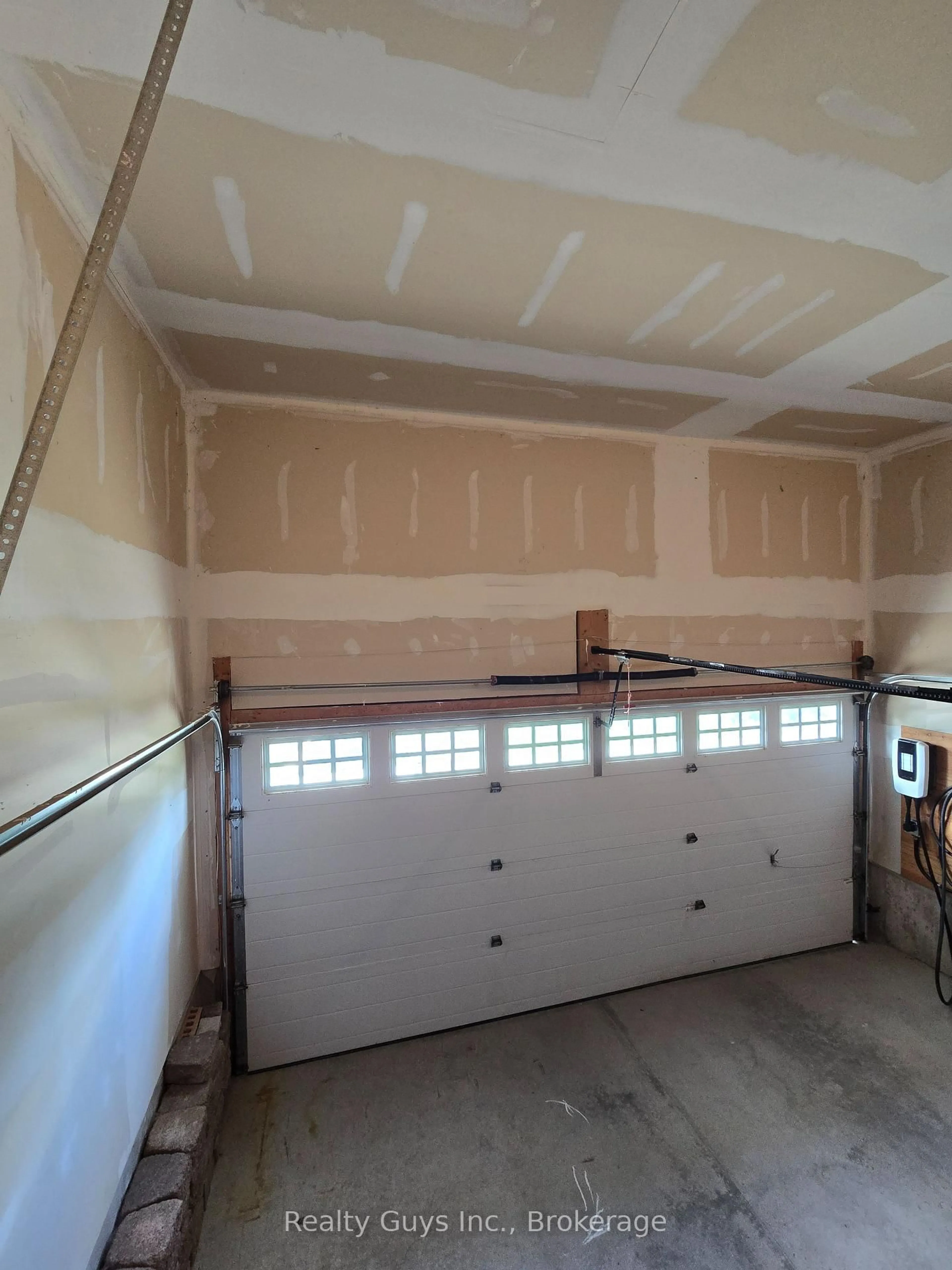 Indoor garage for 401 Bianco Cres, Peterborough Ontario K9K 0A3