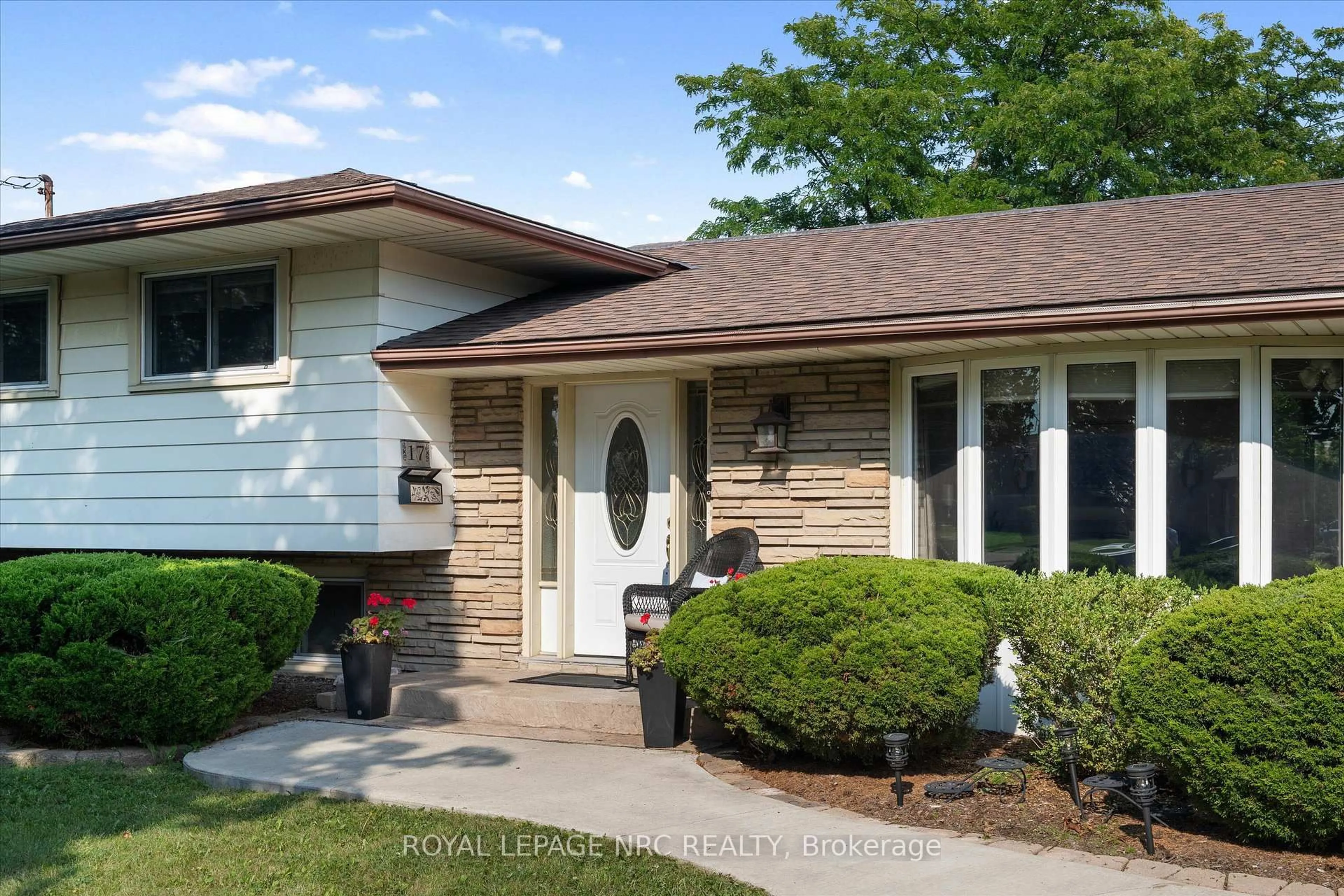 Home with vinyl exterior material, street for 17 Joanna Dr, St. Catharines Ontario L2N 1V1