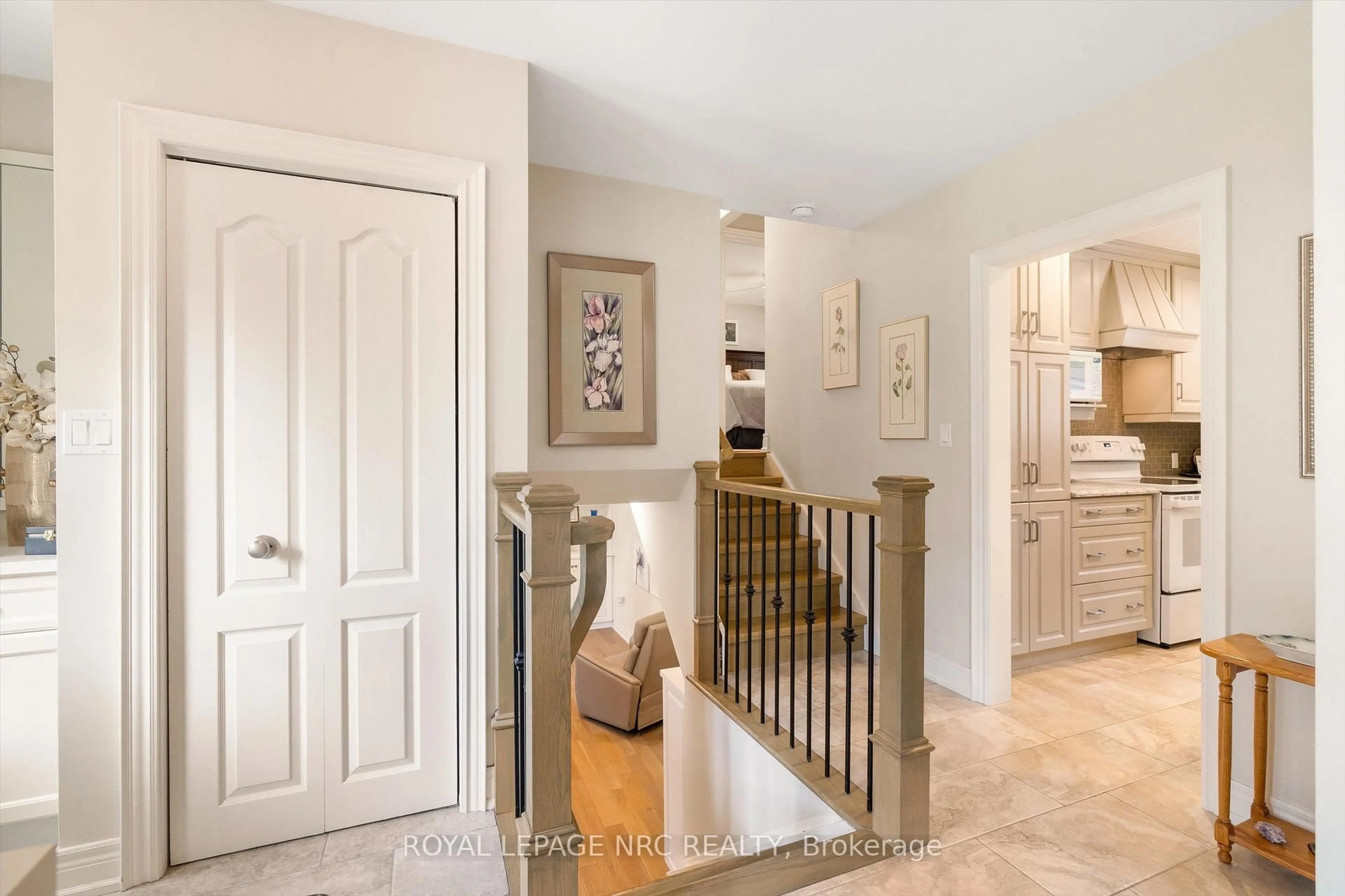 Indoor entryway for 17 Joanna Dr, St. Catharines Ontario L2N 1V1
