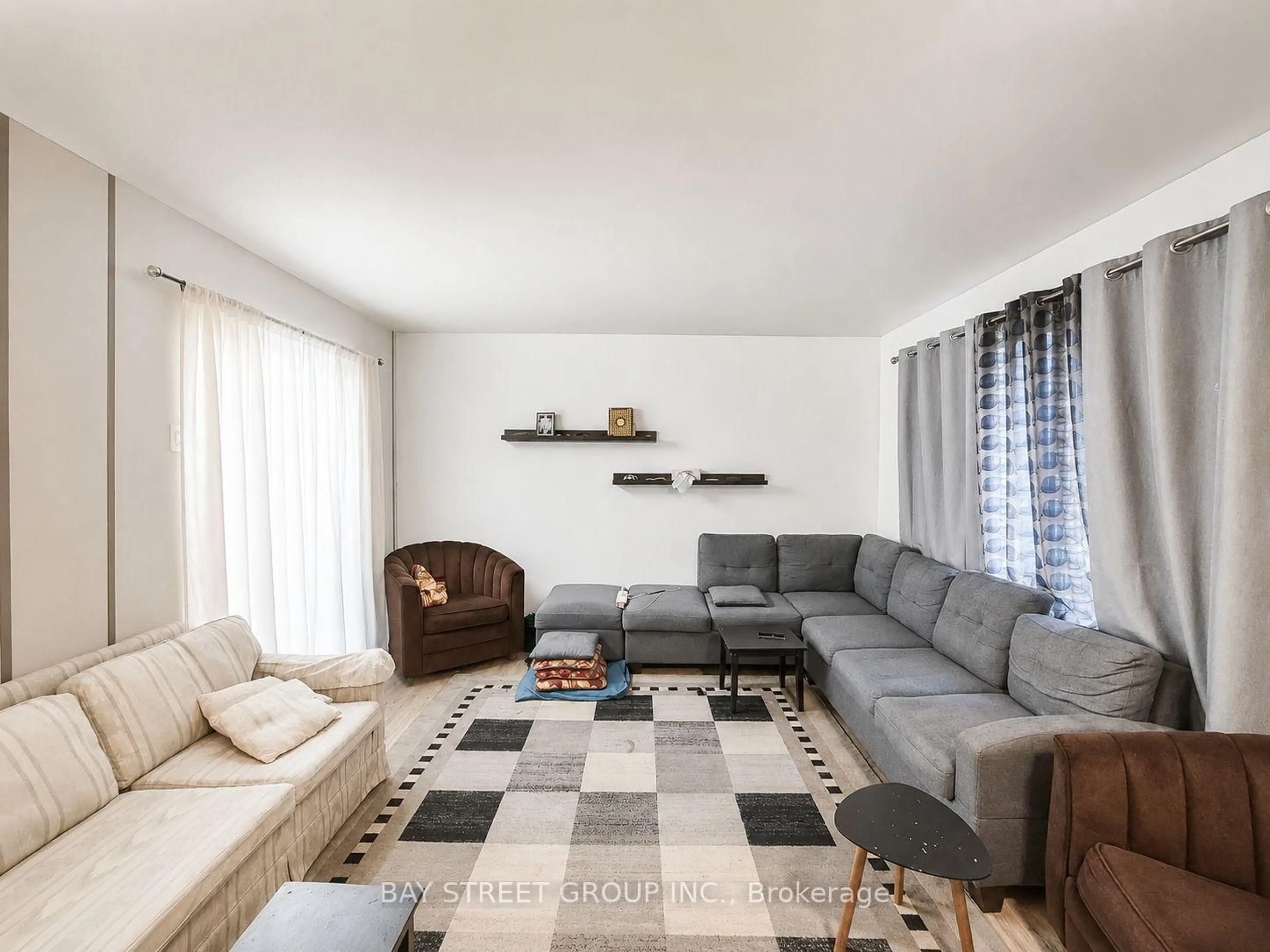 Living room with furniture, unknown for 22 ROSAMOND Cres, London South Ontario N6E 2M8