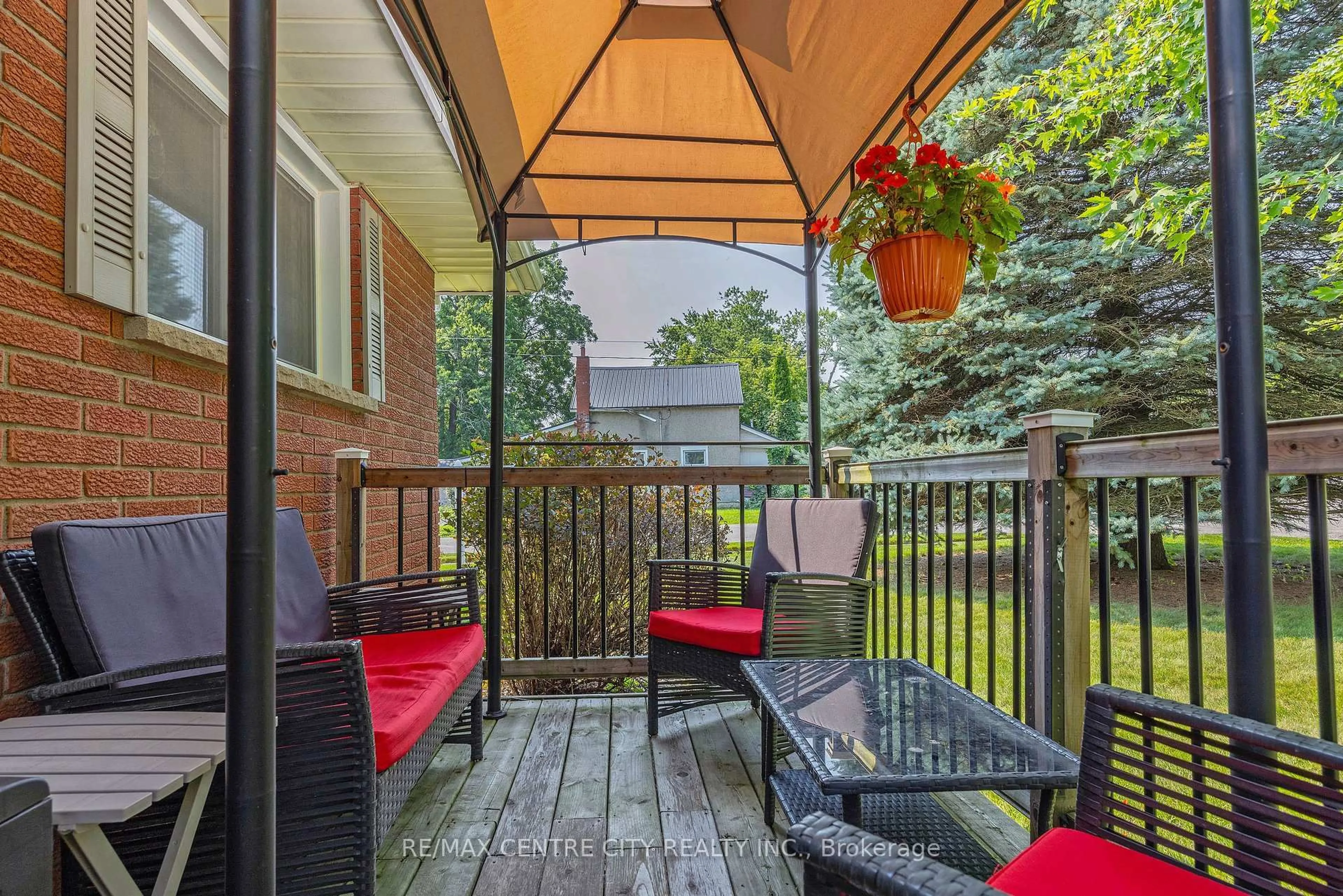 Patio, street for 117 1/2 FLORA St, St. Thomas Ontario N5P 2Y1