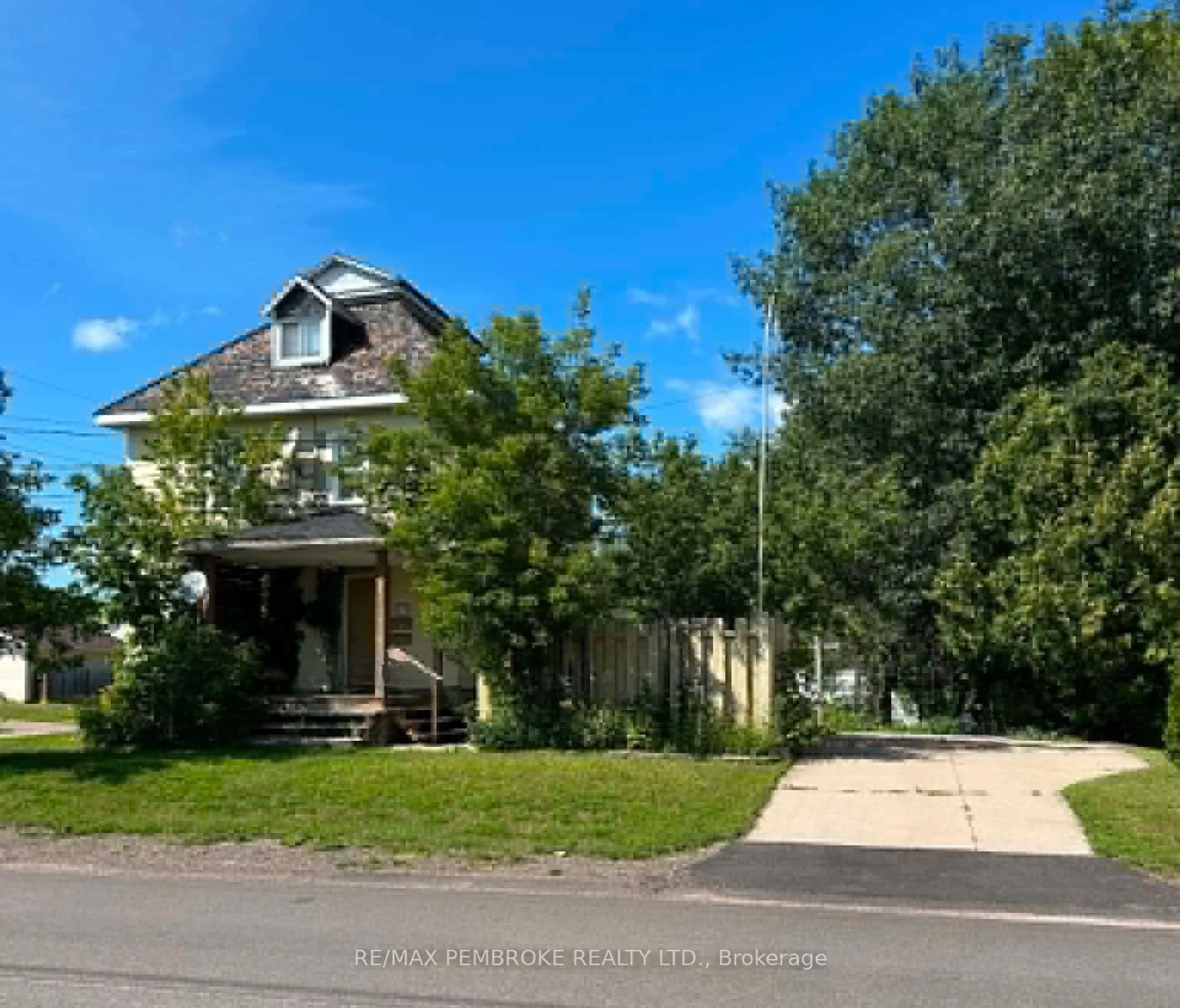 A pic from outside/outdoor area/front of a property/back of a property/a pic from drone, street for 539 Mcgee St, Pembroke Ontario K8A 6E3