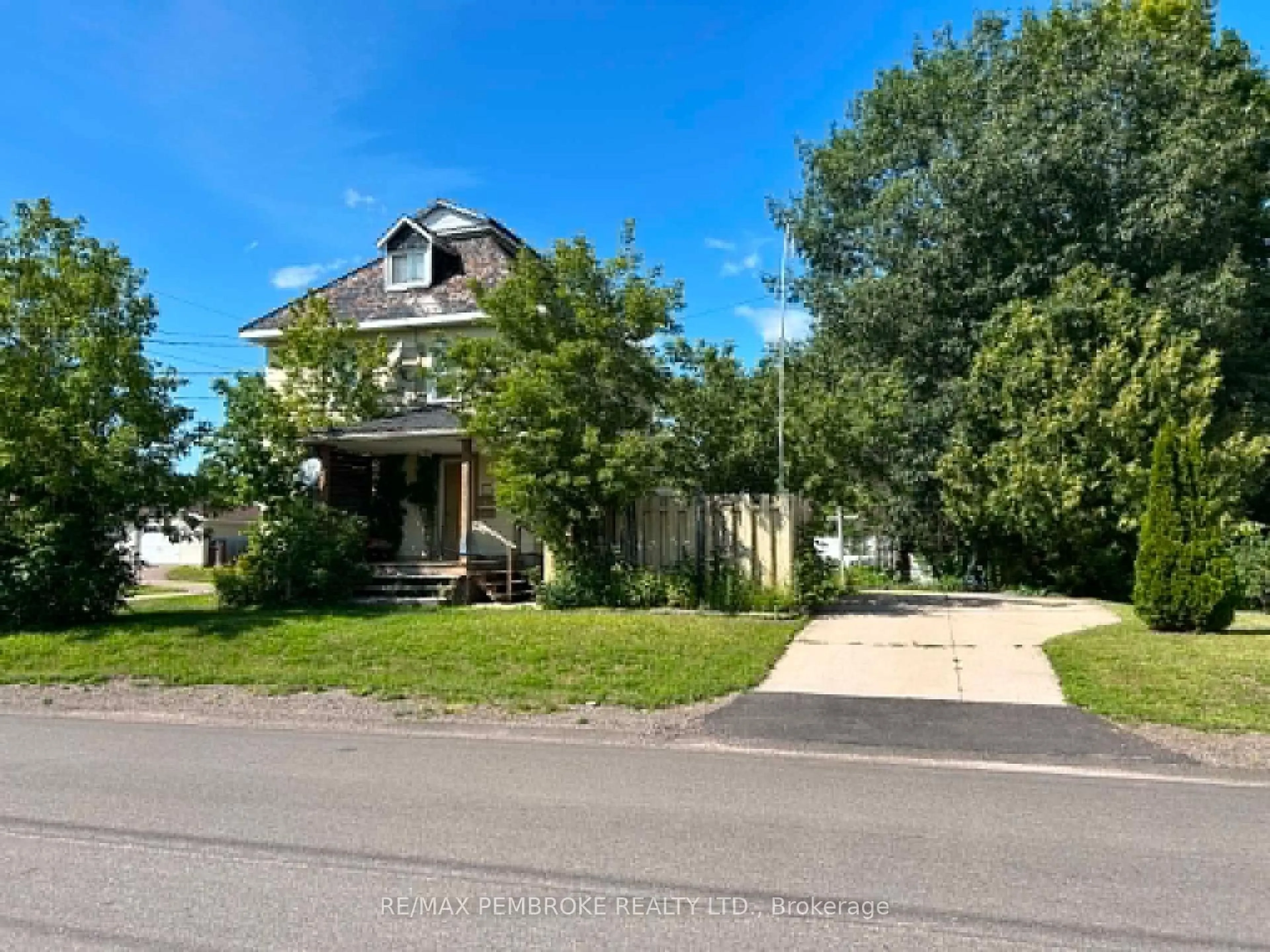 A pic from outside/outdoor area/front of a property/back of a property/a pic from drone, street for 539 Mcgee St, Pembroke Ontario K8A 6E3