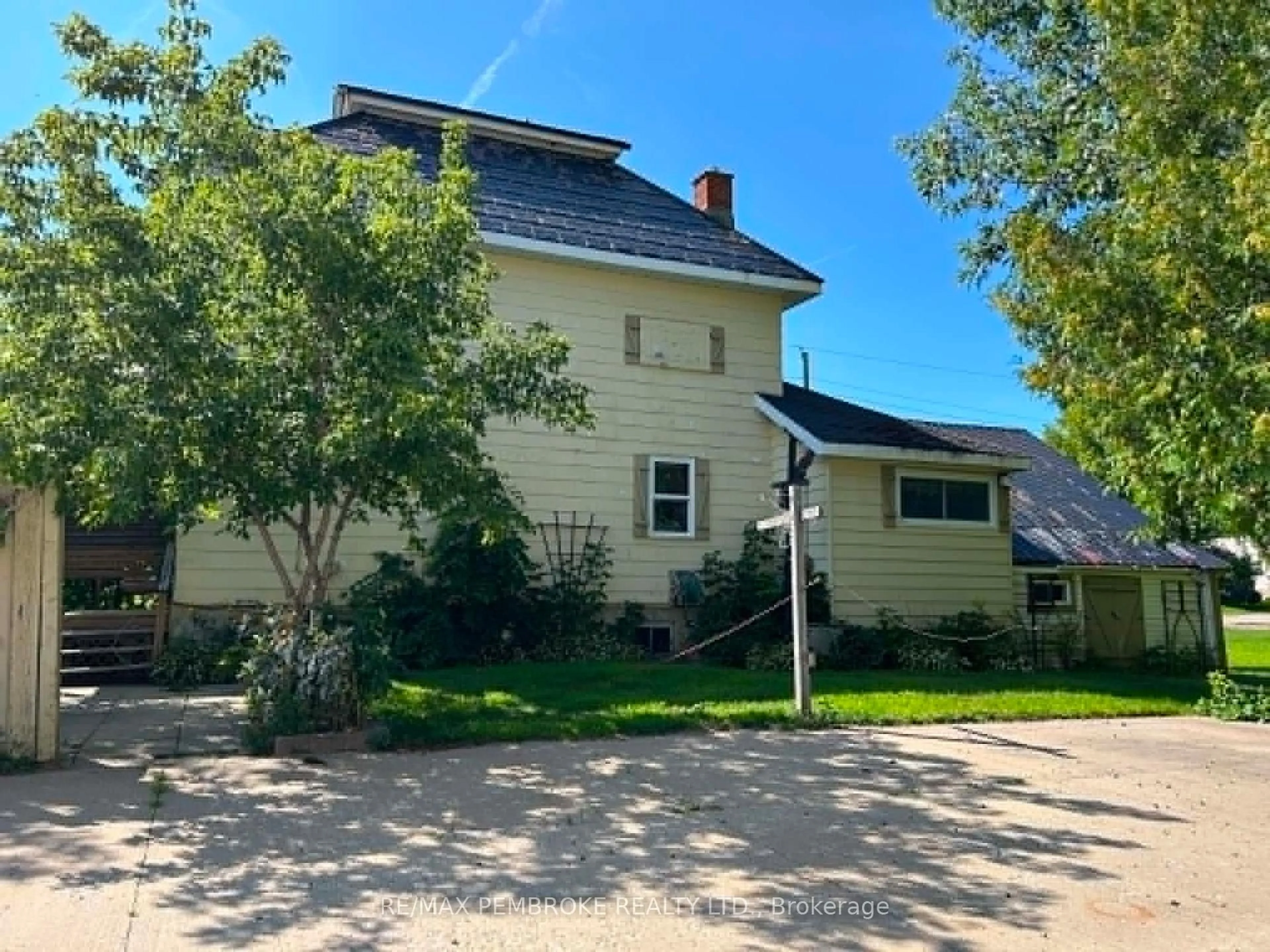 A pic from outside/outdoor area/front of a property/back of a property/a pic from drone, street for 539 Mcgee St, Pembroke Ontario K8A 6E3