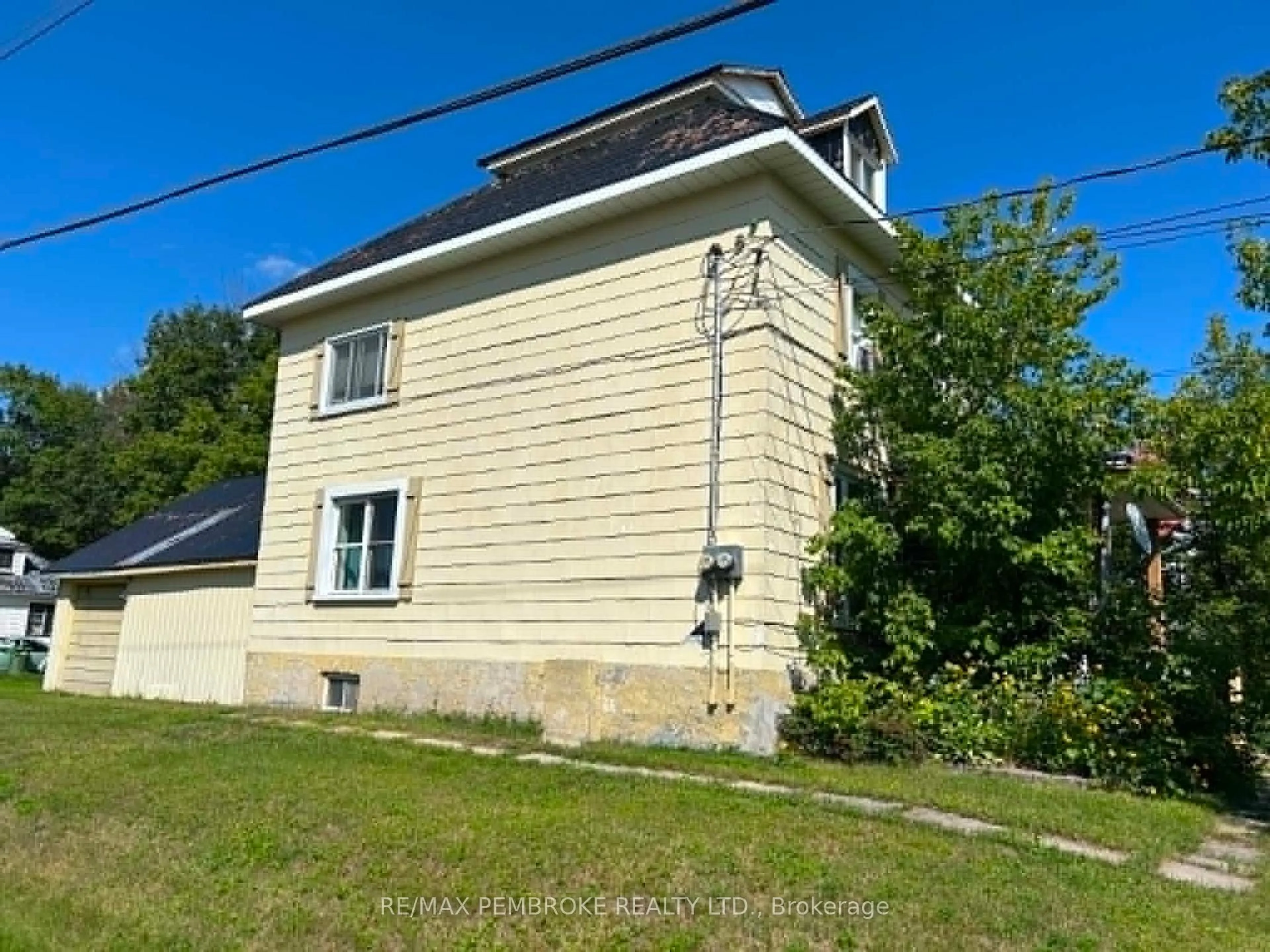 A pic from outside/outdoor area/front of a property/back of a property/a pic from drone, building for 539 Mcgee St, Pembroke Ontario K8A 6E3