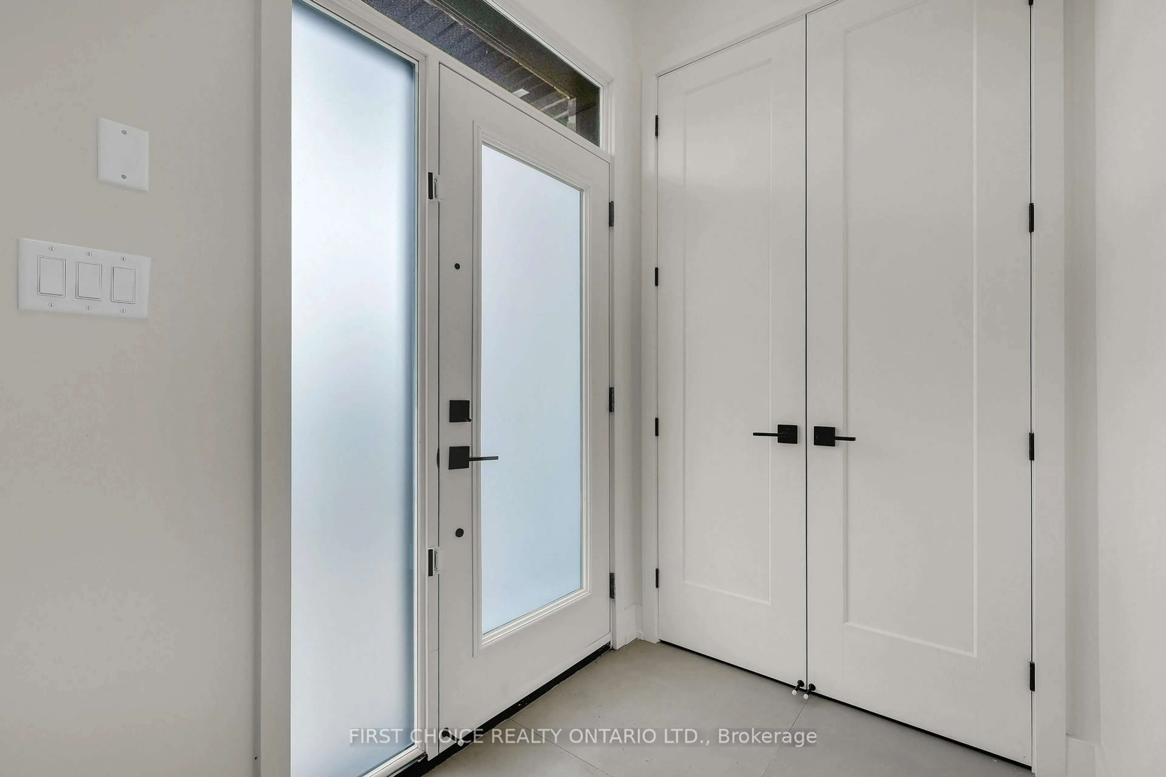 Indoor entryway for 269-271 Queen Mary St, Ottawa Ontario K1K 1X1