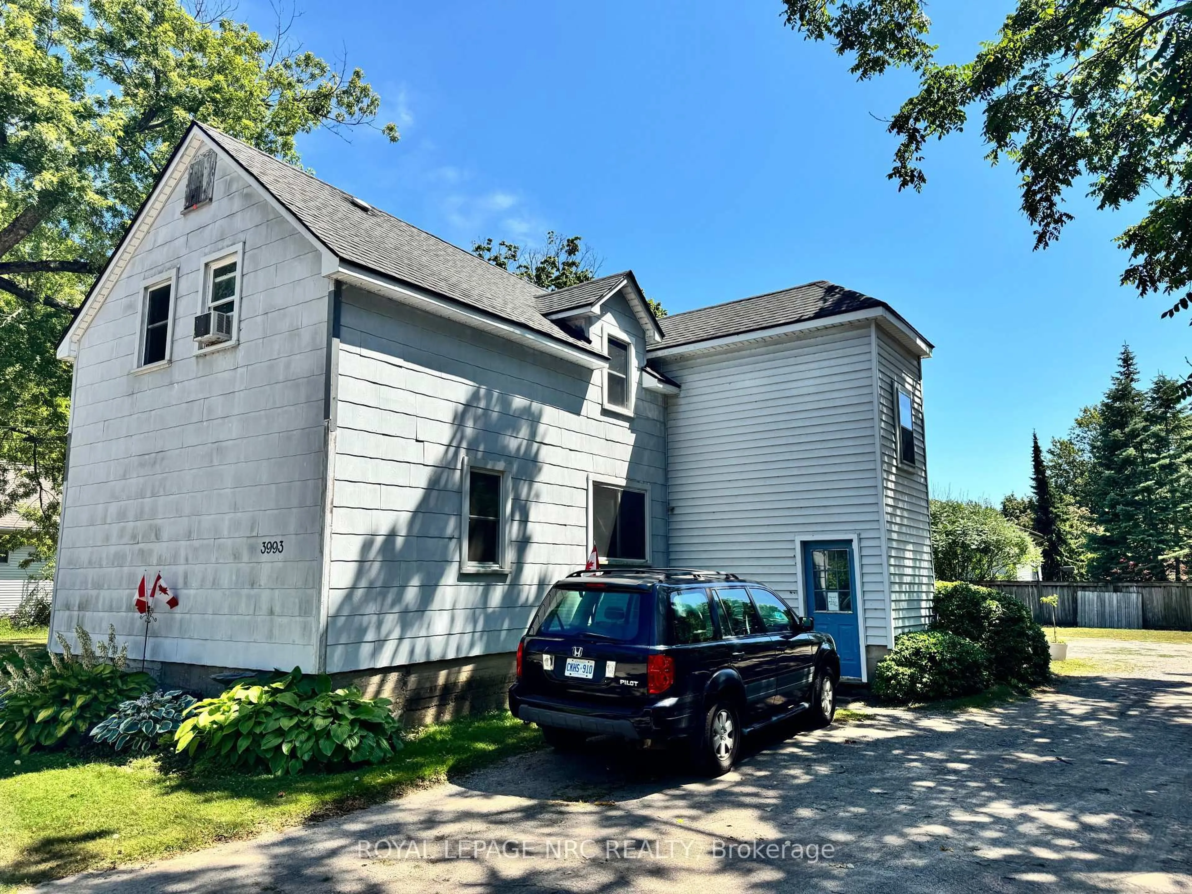 A pic from outside/outdoor area/front of a property/back of a property/a pic from drone, street for 3993 Wellington Crt, Fort Erie Ontario L0S 1B0
