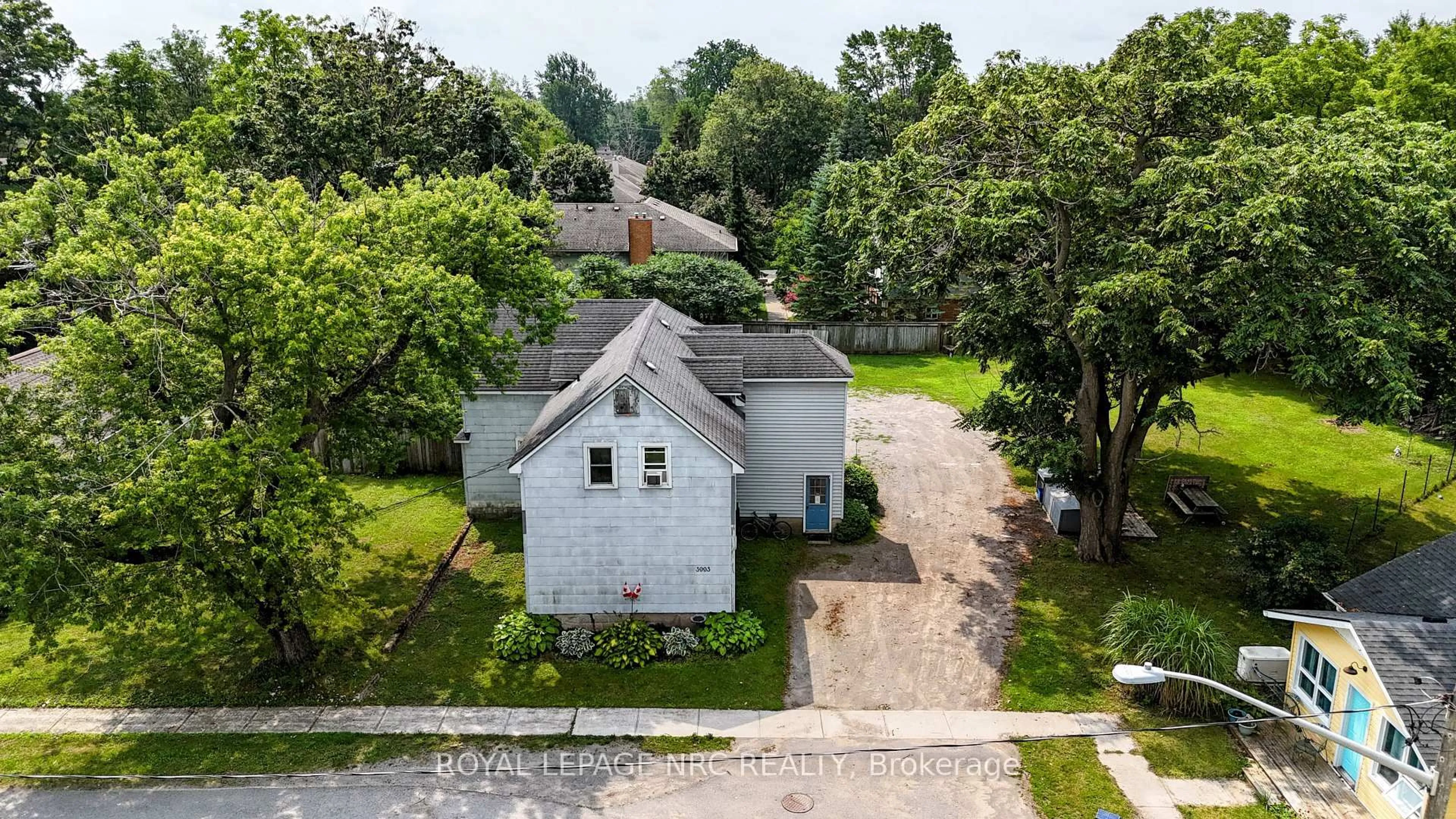 A pic from outside/outdoor area/front of a property/back of a property/a pic from drone, street for 3993 Wellington Crt, Fort Erie Ontario L0S 1B0