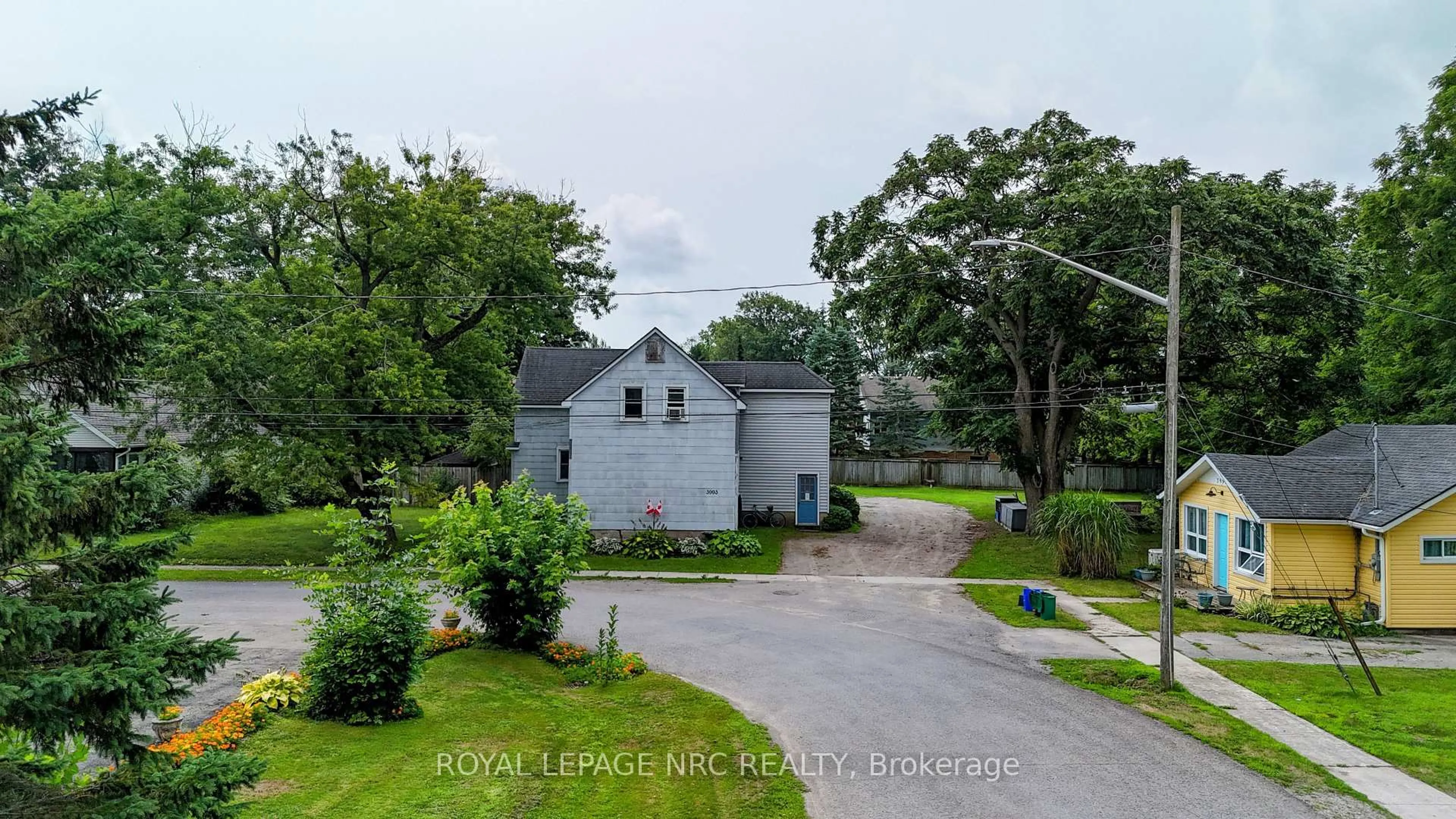A pic from outside/outdoor area/front of a property/back of a property/a pic from drone, street for 3993 Wellington Crt, Fort Erie Ontario L0S 1B0