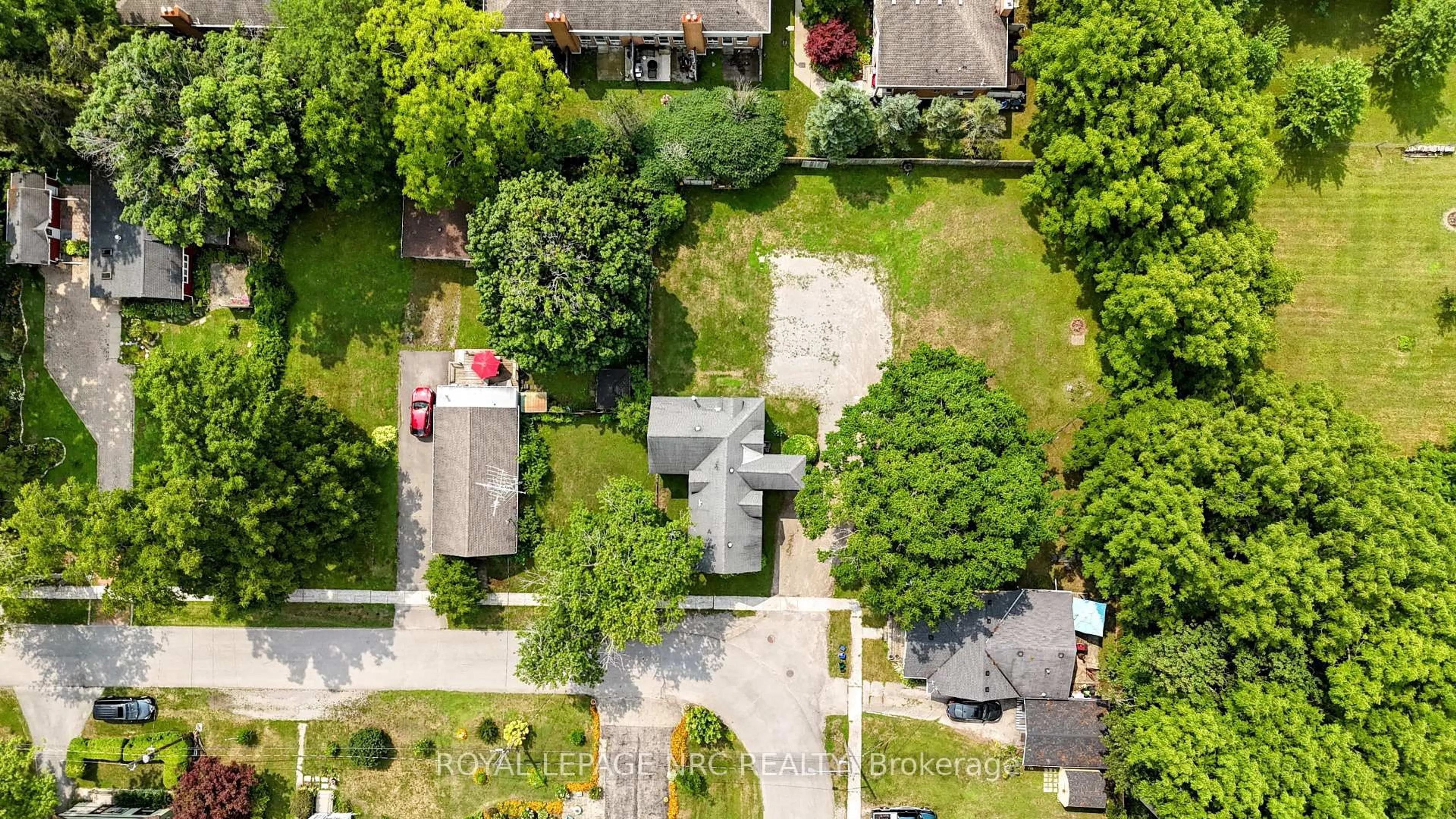 A pic from outside/outdoor area/front of a property/back of a property/a pic from drone, street for 3993 Wellington Crt, Fort Erie Ontario L0S 1B0