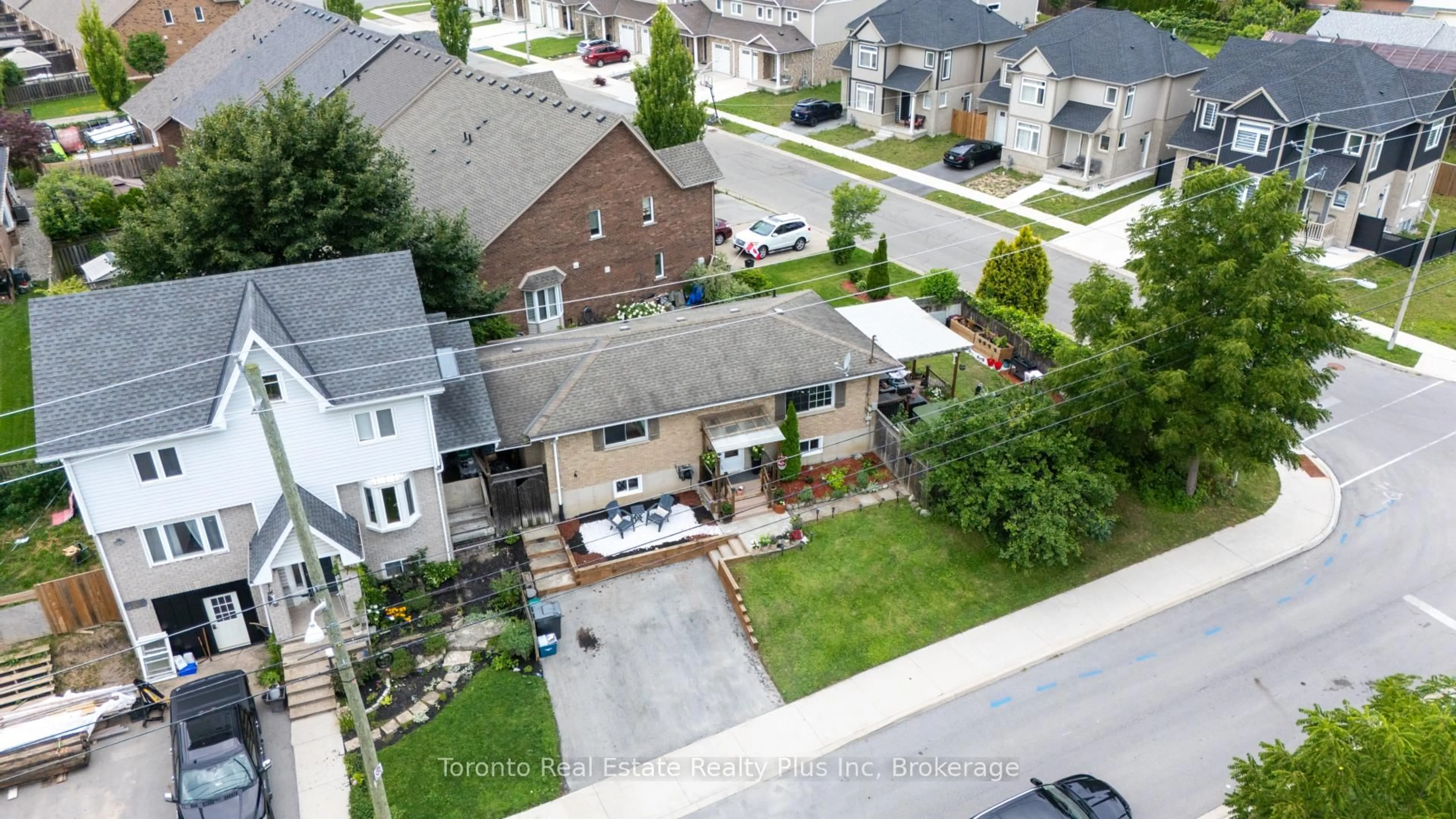 A pic from outside/outdoor area/front of a property/back of a property/a pic from drone, street for 23 Moffatt St, St. Catharines Ontario L2P 2L4