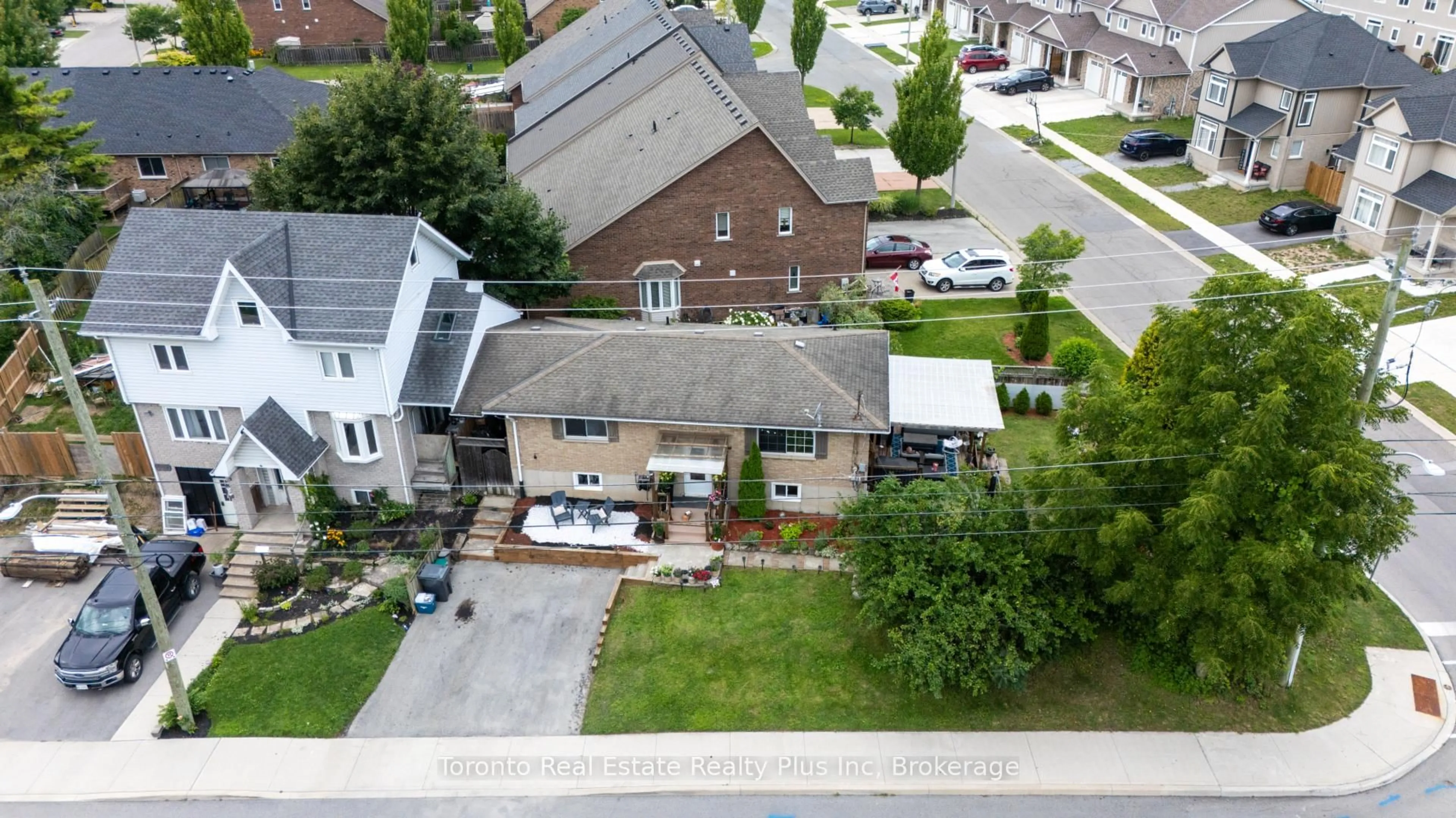 A pic from outside/outdoor area/front of a property/back of a property/a pic from drone, street for 23 Moffatt St, St. Catharines Ontario L2P 2L4