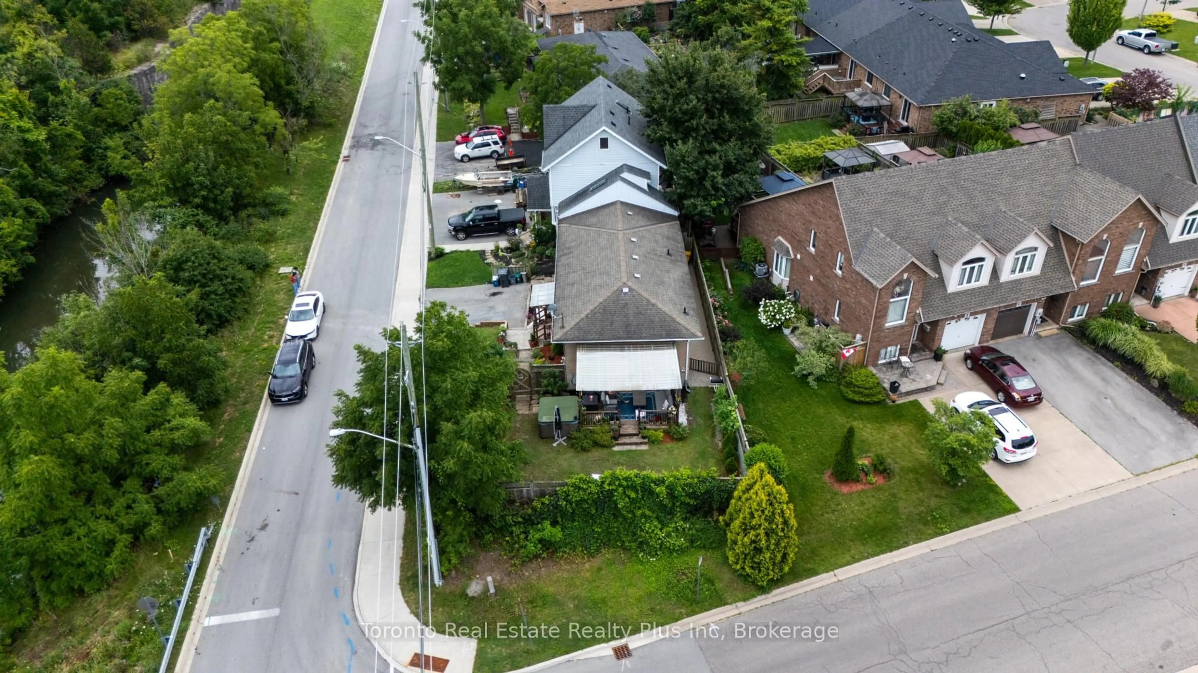 A pic from outside/outdoor area/front of a property/back of a property/a pic from drone, street for 23 Moffatt St, St. Catharines Ontario L2P 2L4