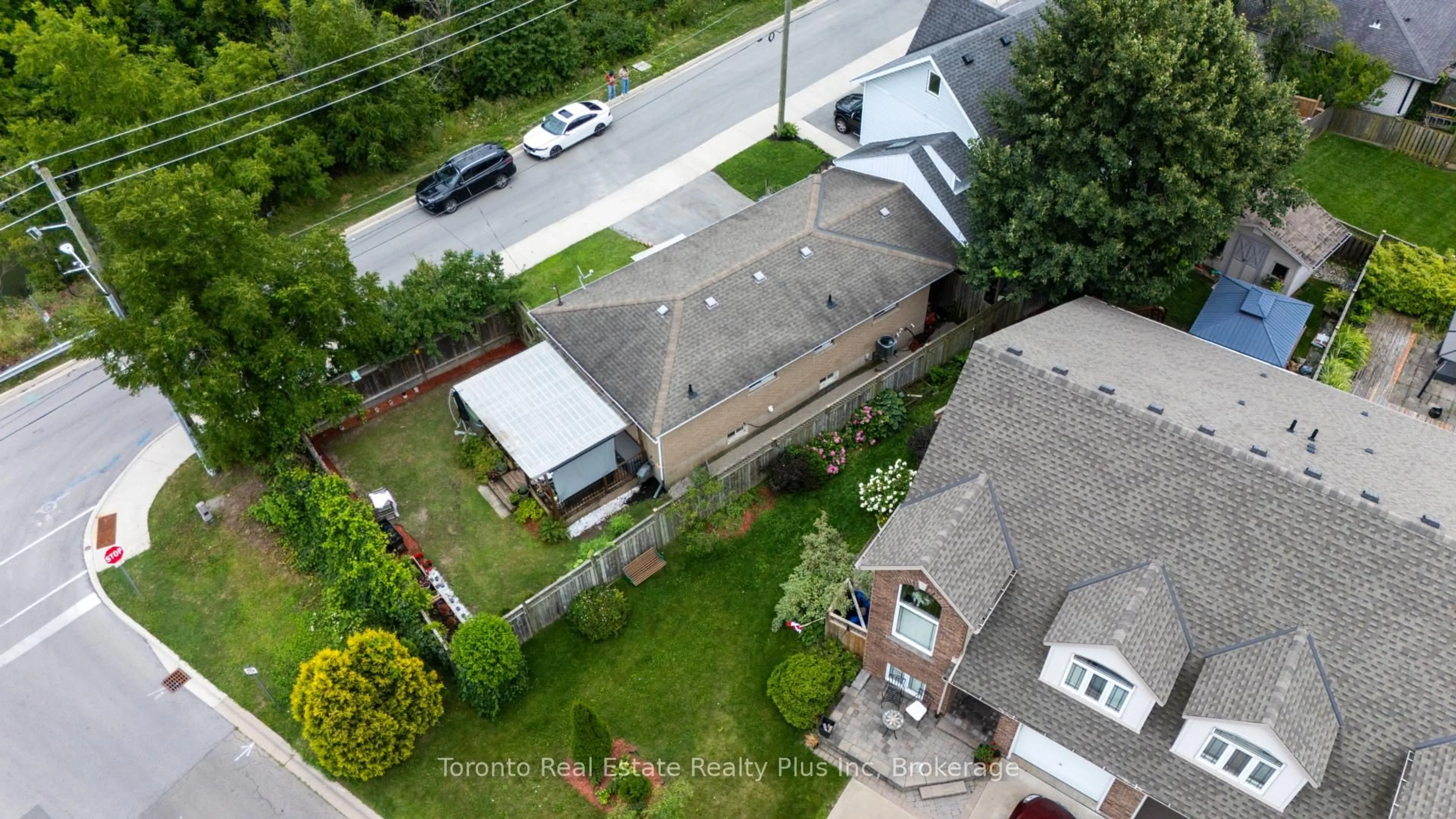 A pic from outside/outdoor area/front of a property/back of a property/a pic from drone, street for 23 Moffatt St, St. Catharines Ontario L2P 2L4