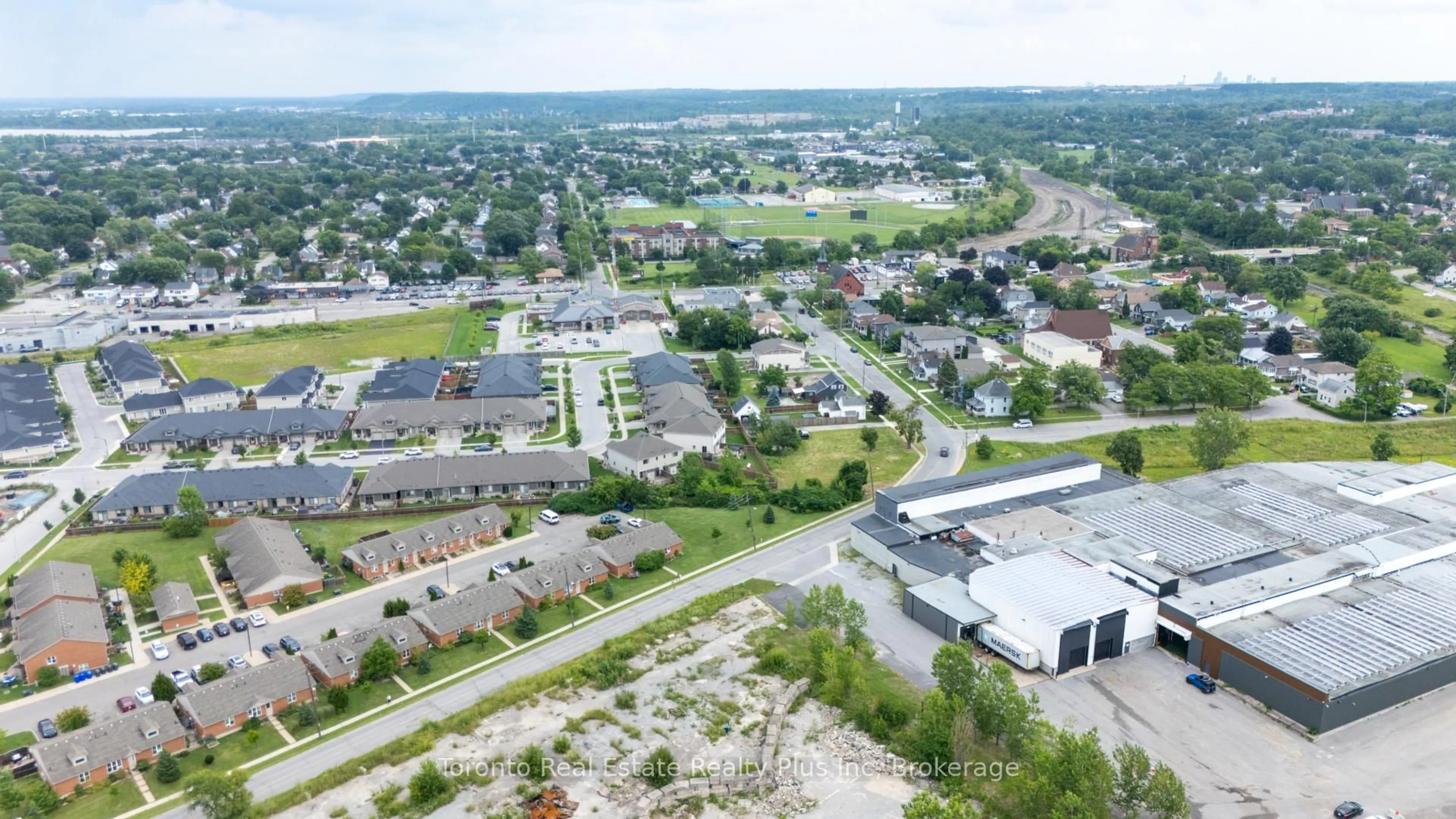 A pic from outside/outdoor area/front of a property/back of a property/a pic from drone, mountain view for 23 Moffatt St, St. Catharines Ontario L2P 2L4