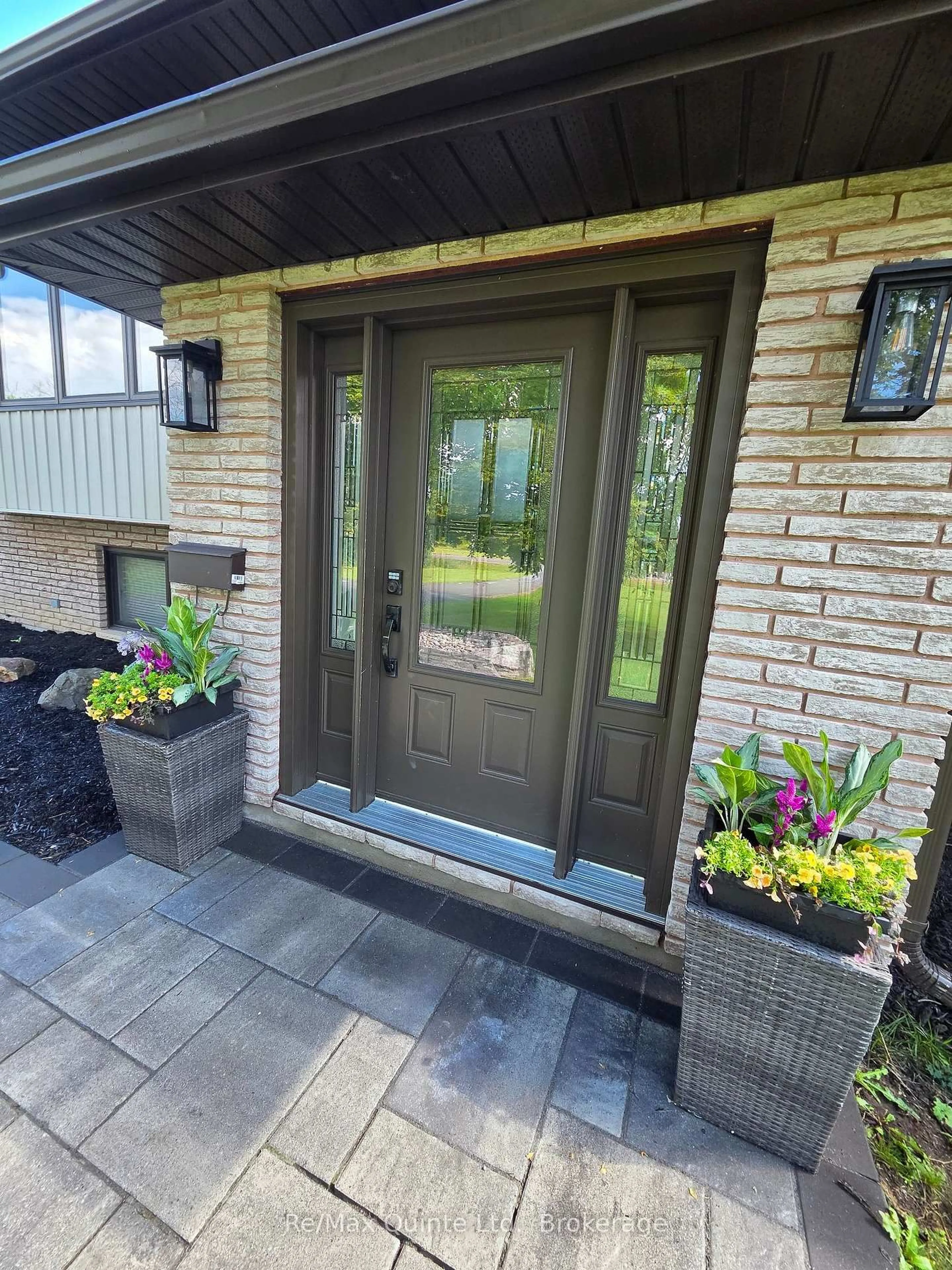 Indoor entryway for 43 Frankford Rd, Quinte West Ontario K0K 2B0