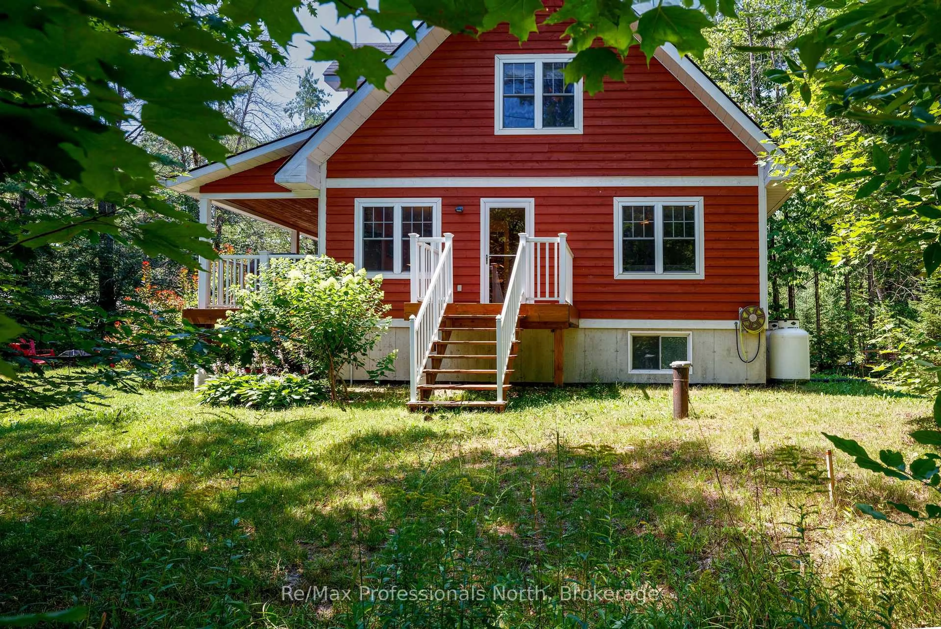 Home with vinyl exterior material, street for 1003 Heron Lane, Gravenhurst Ontario P0E 1G0