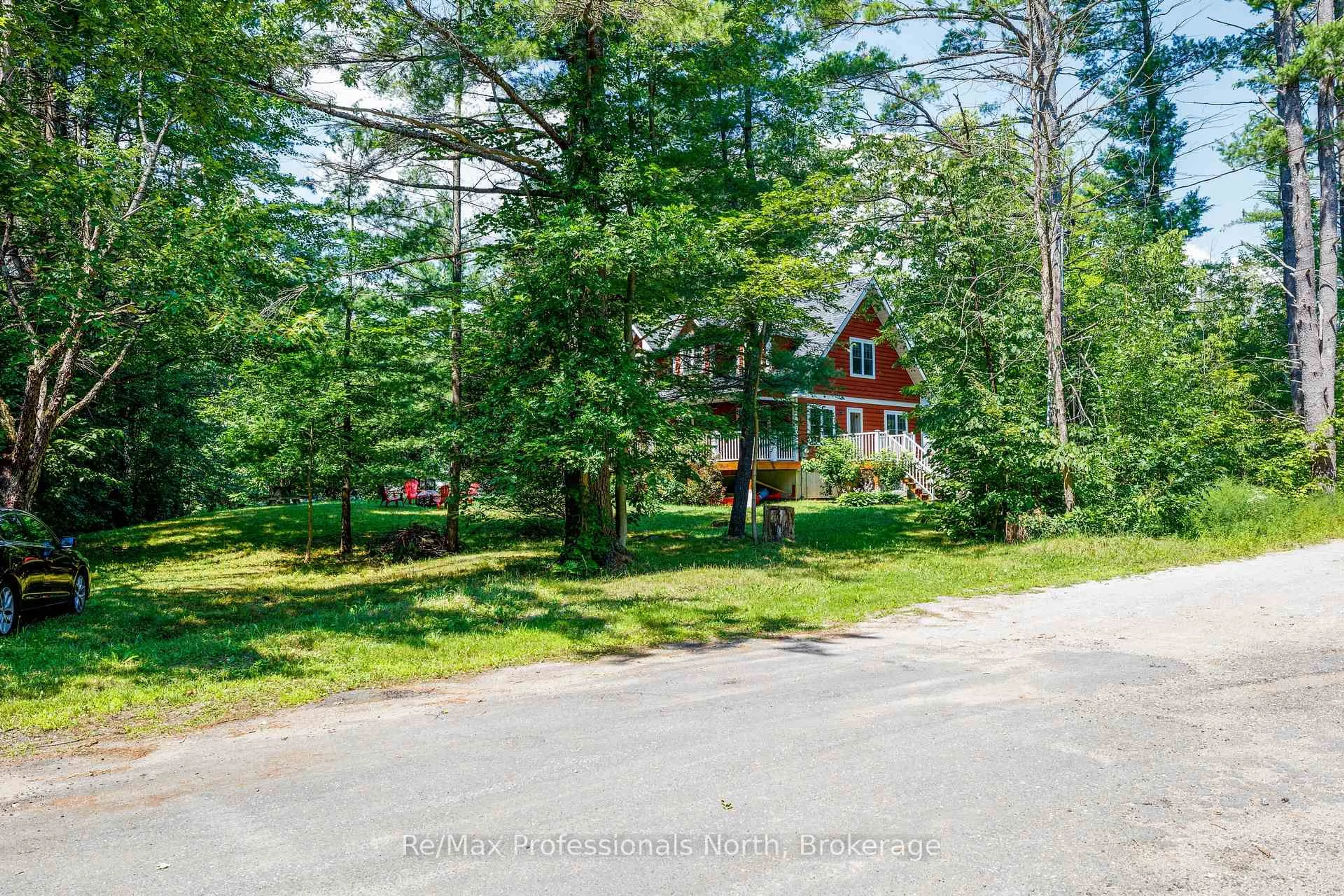A pic from outside/outdoor area/front of a property/back of a property/a pic from drone, unknown for 1003 Heron Lane, Gravenhurst Ontario P0E 1G0
