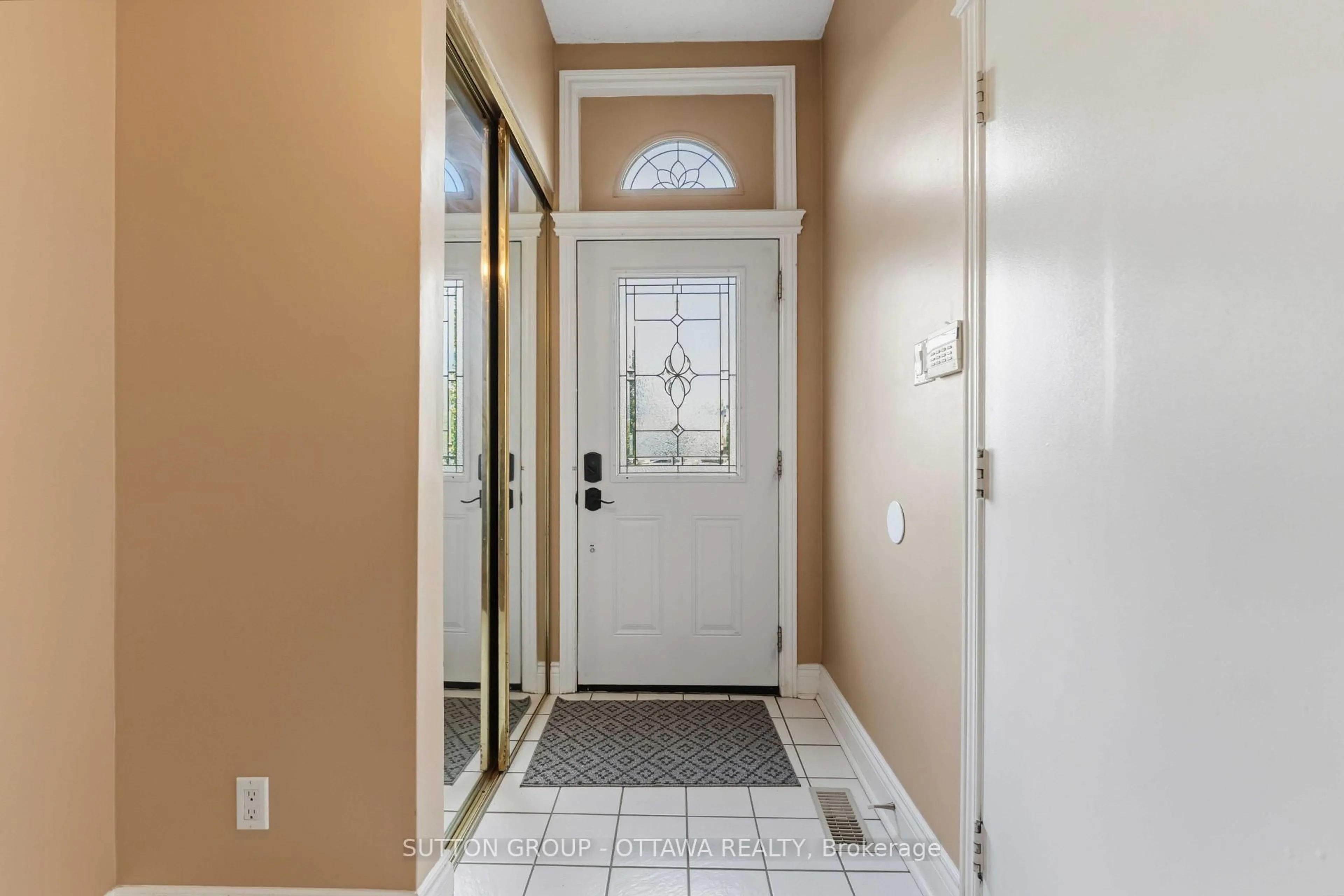 Indoor entryway for 16 Crimson Gate, Ottawa Ontario K1T 1Z6