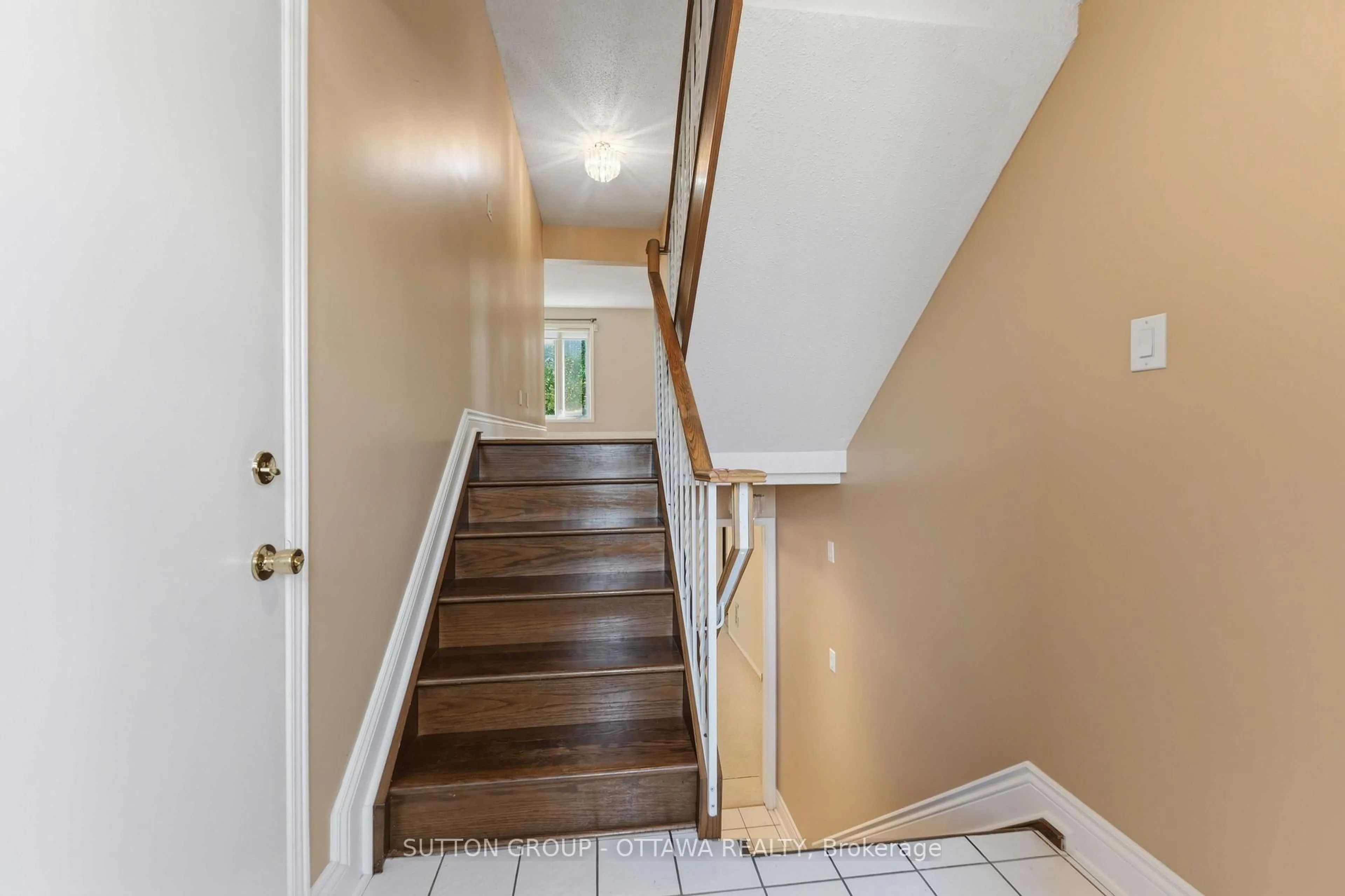 Unknown for 16 Crimson Gate, Ottawa Ontario K1T 1Z6