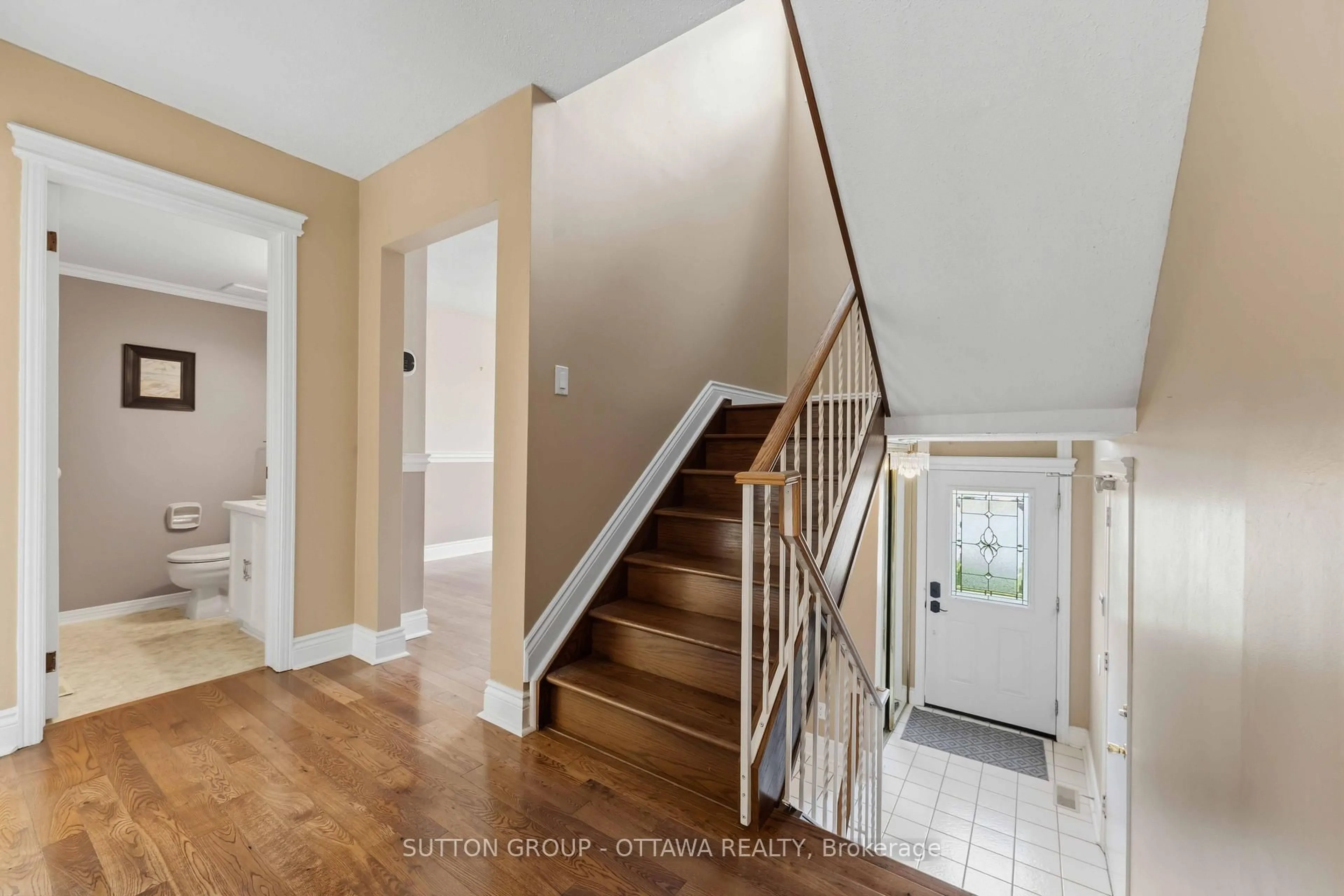 Indoor entryway for 16 Crimson Gate, Ottawa Ontario K1T 1Z6