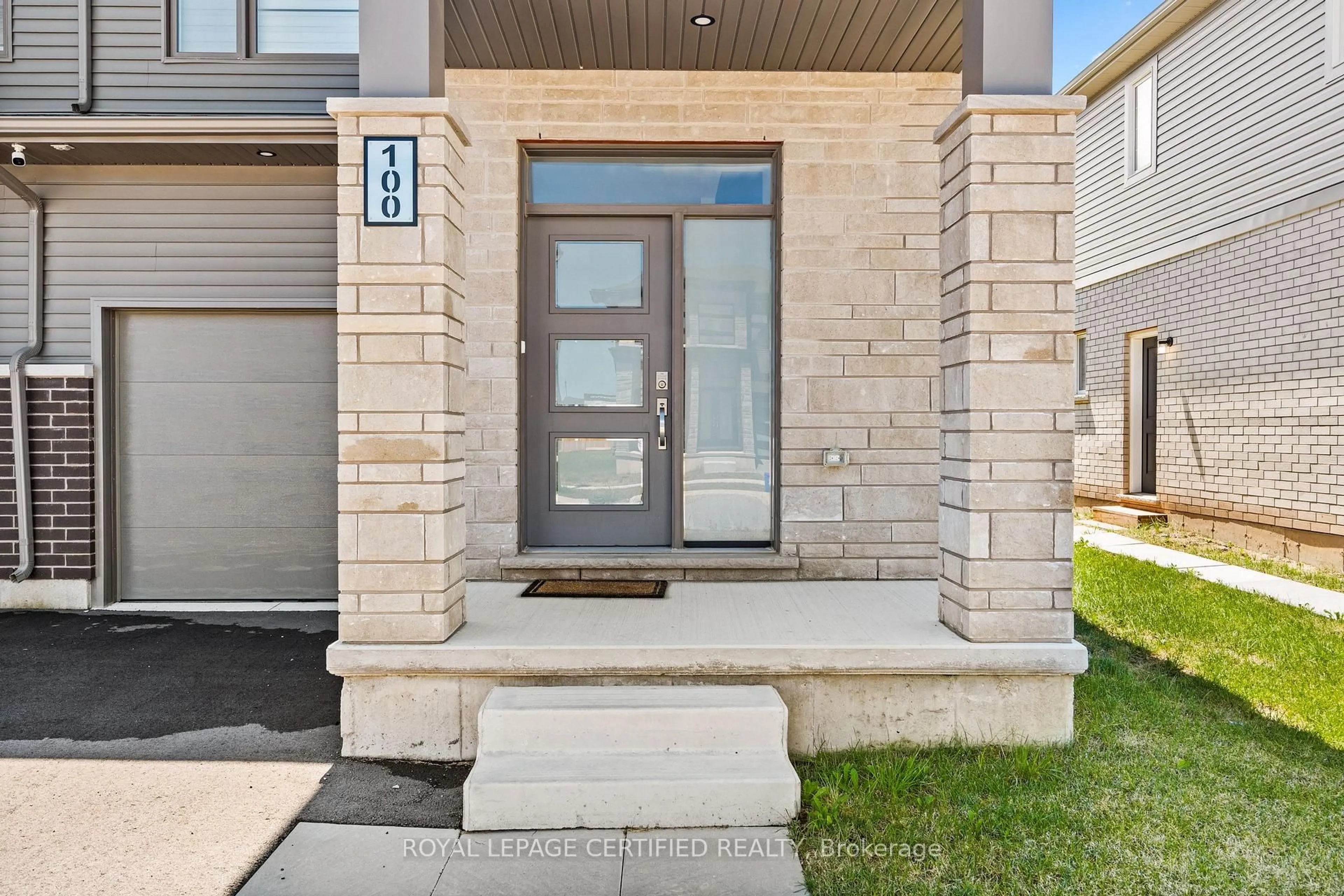 Indoor entryway for 100 Acacia Rd, Pelham Ontario L3B 5N5