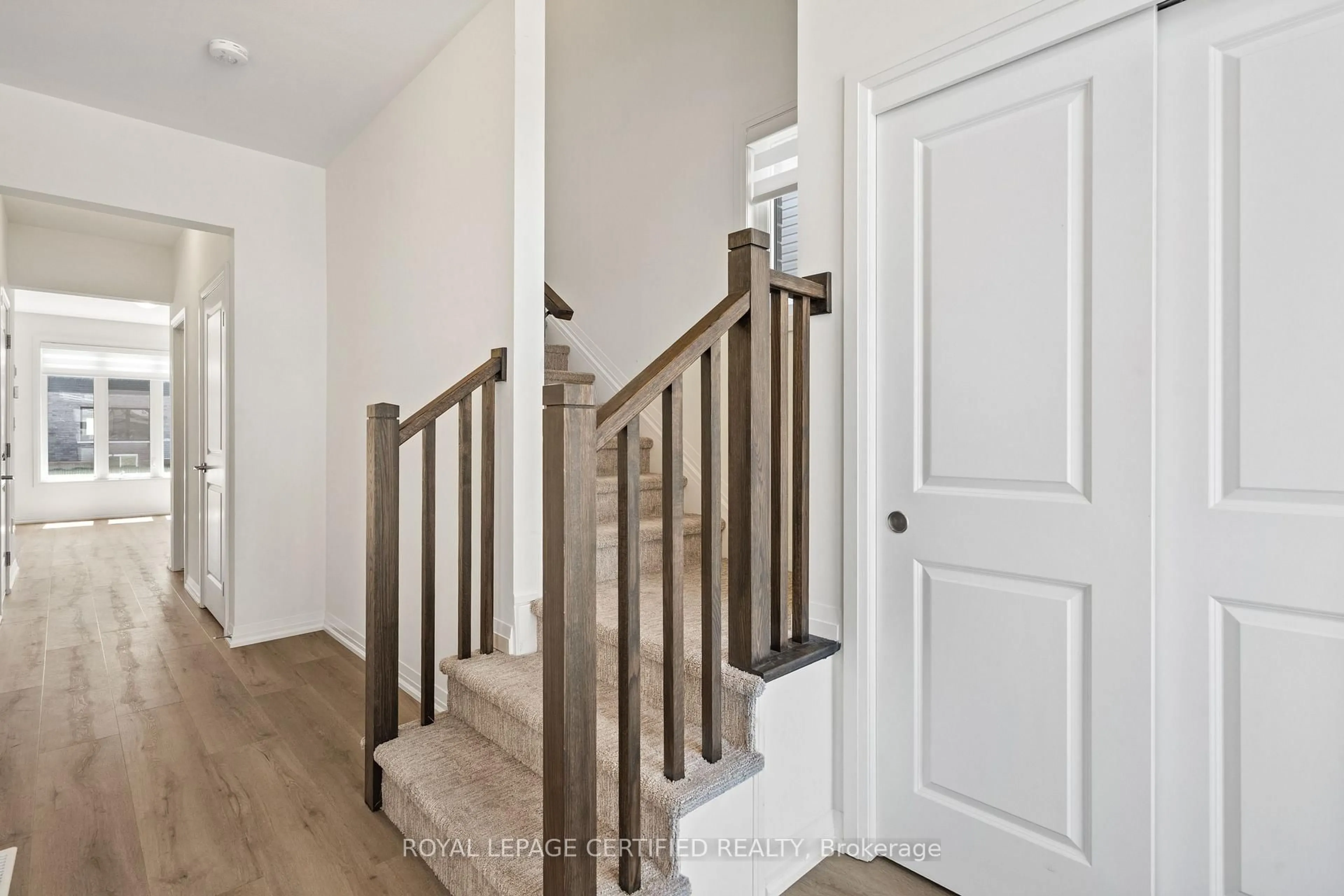 Indoor entryway for 100 Acacia Rd, Pelham Ontario L3B 5N5