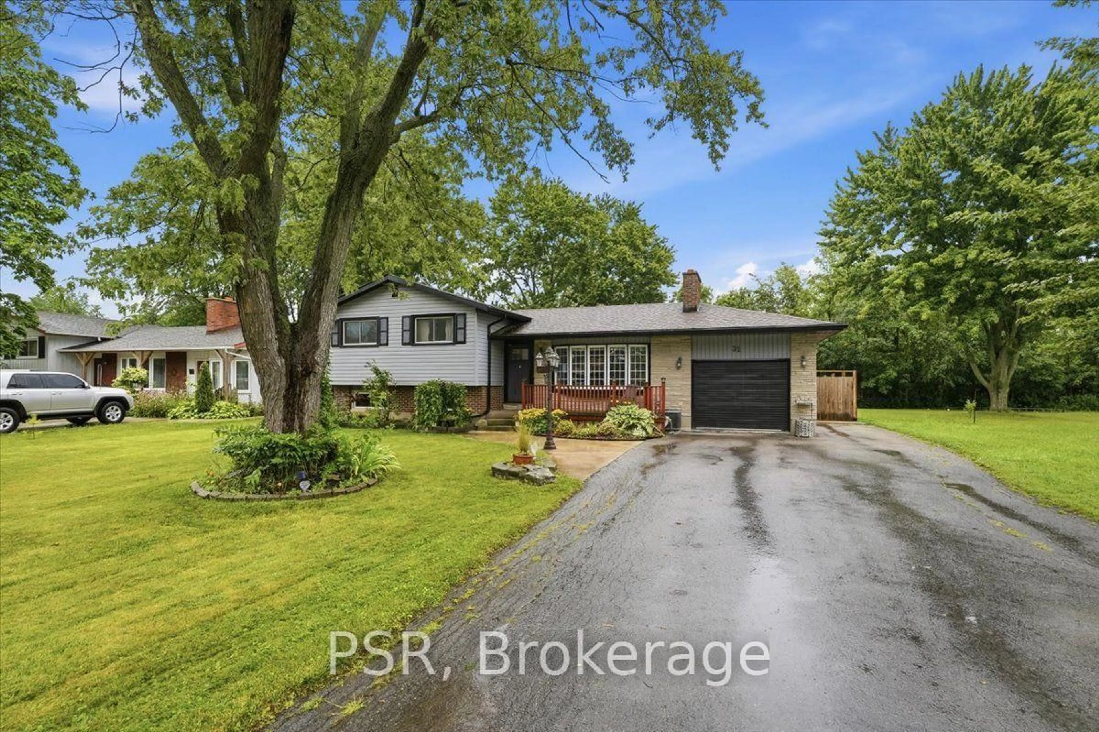 A pic from outside/outdoor area/front of a property/back of a property/a pic from drone, street for 32 Richmond St, Welland Ontario L3B 5L6